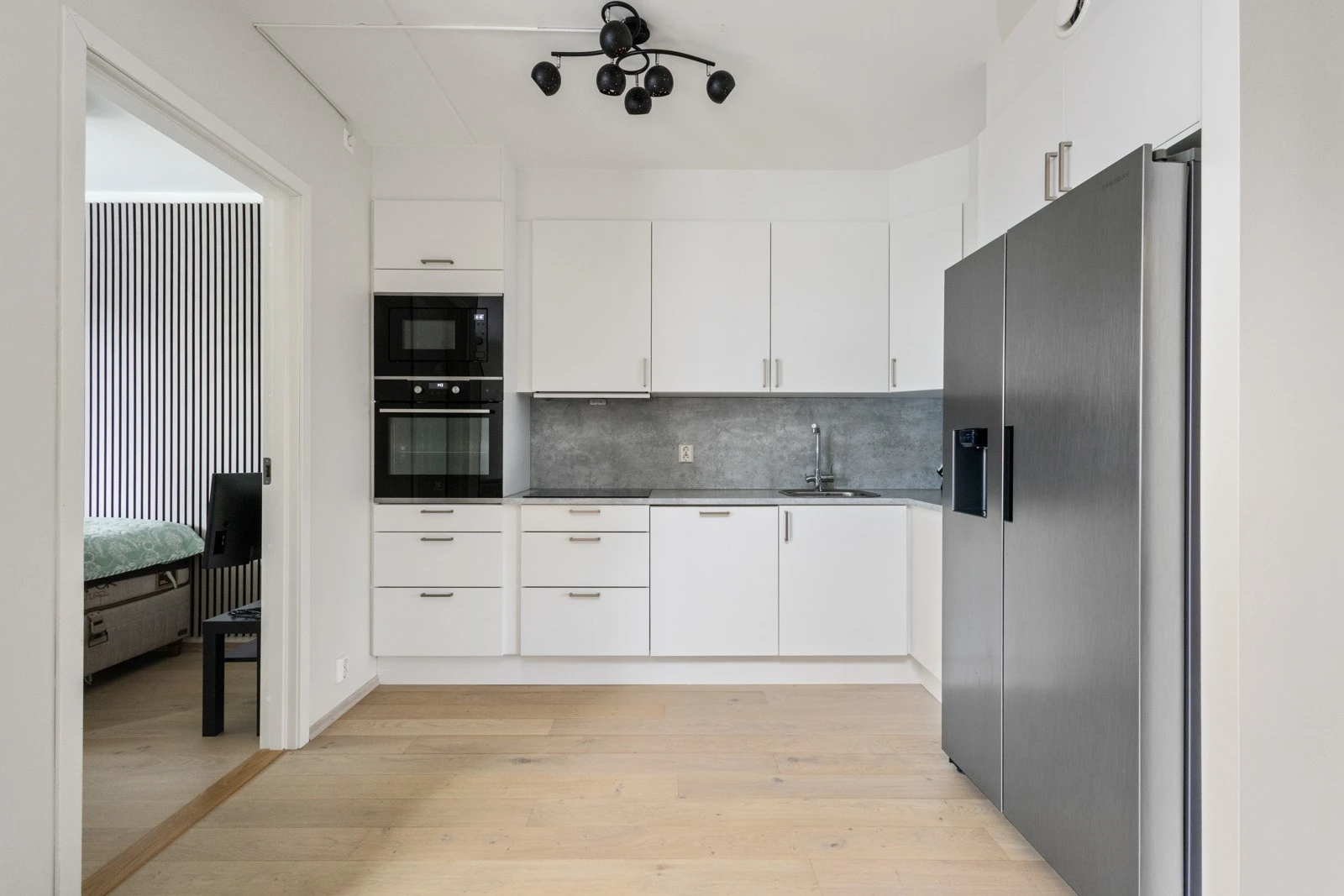 Kjøkkenet inneholder: integrert stekeovn, platetopp, mikro, og oppvaskmaskin. Frittstående kjøl/frys. Galleribilde