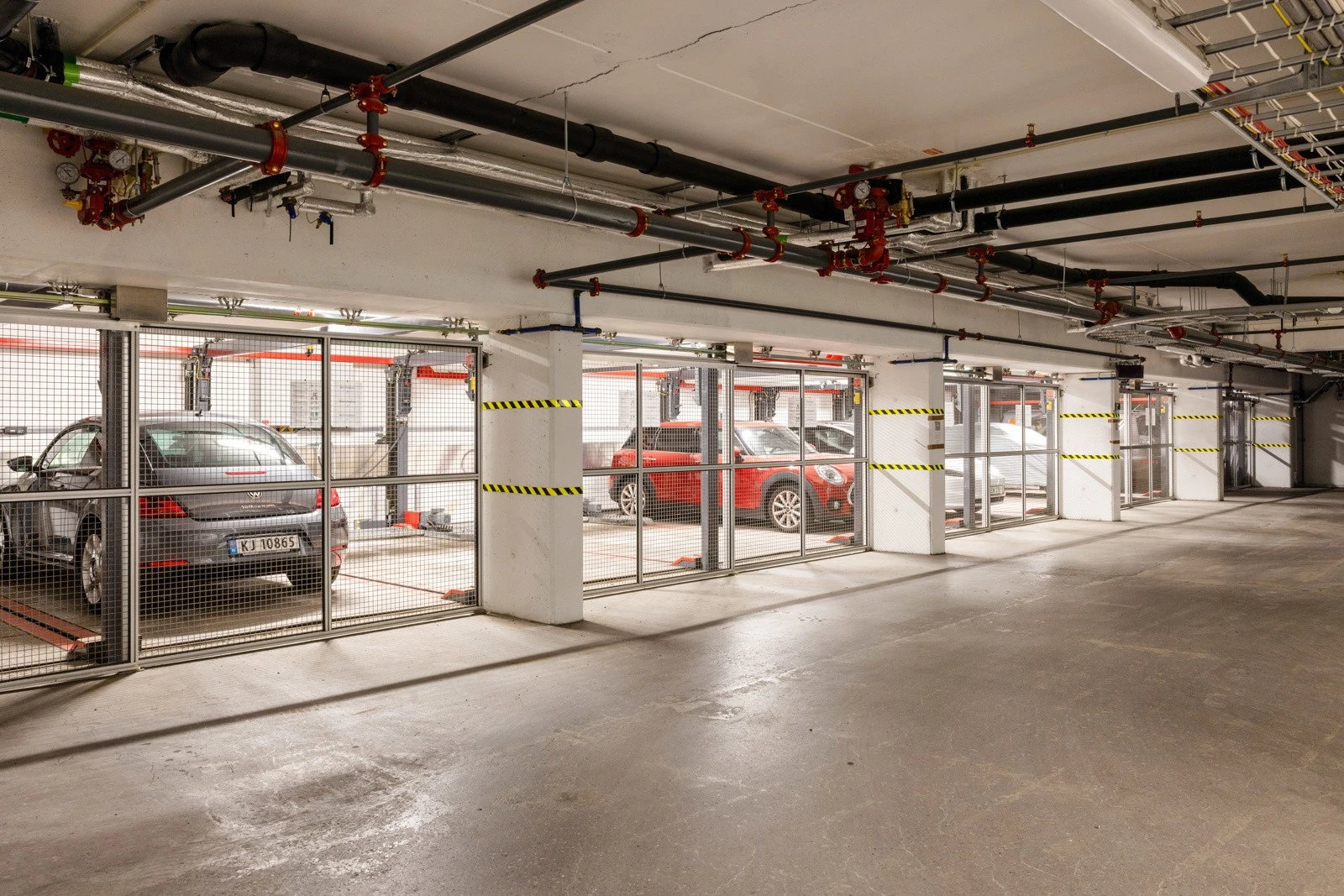 Boligen disponerer en parkeringsplass i garasjekjelleren. Forøvrig en sportsbod på omlag 5 kvm i eget bodrom. Galleribilde