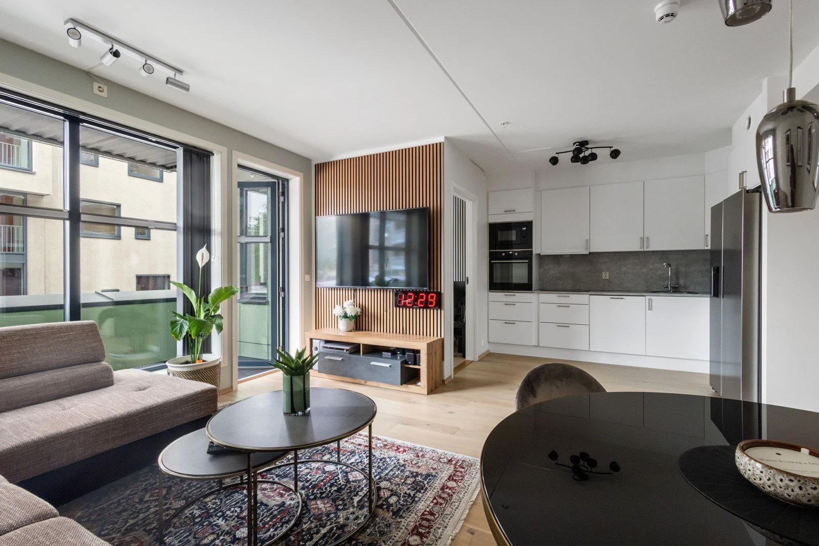 Romslig stue med gode møbleringsmuligheter og store vindusflater. Galleribilde