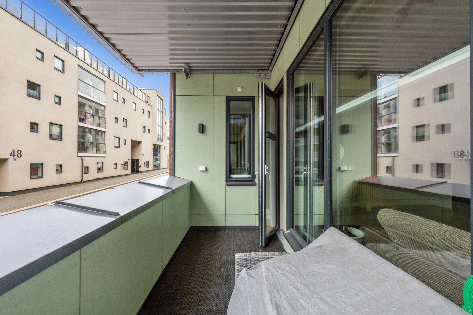 Sydvestvendt balkong på omlag 6 kvm med plass til sofagruppe. Galleribilde