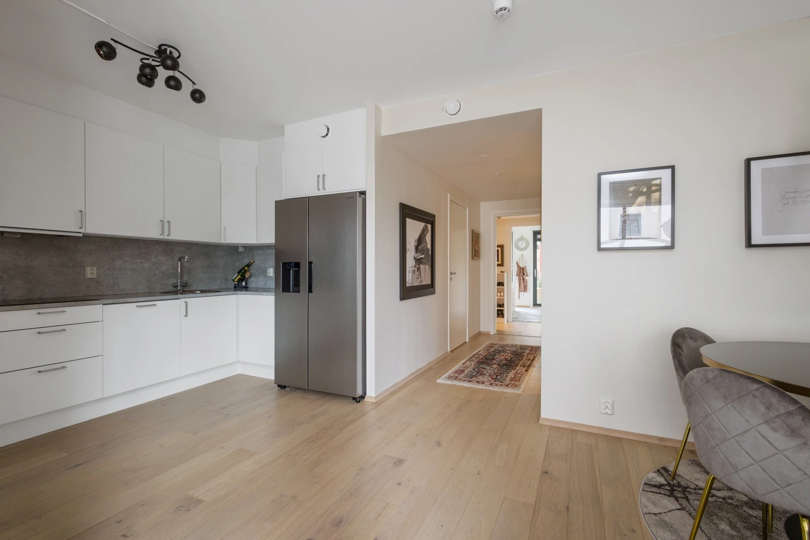 I hele leiligheten er det gjennomgående 1-stavs eikeparkett og slette, malte vegger. Galleribilde