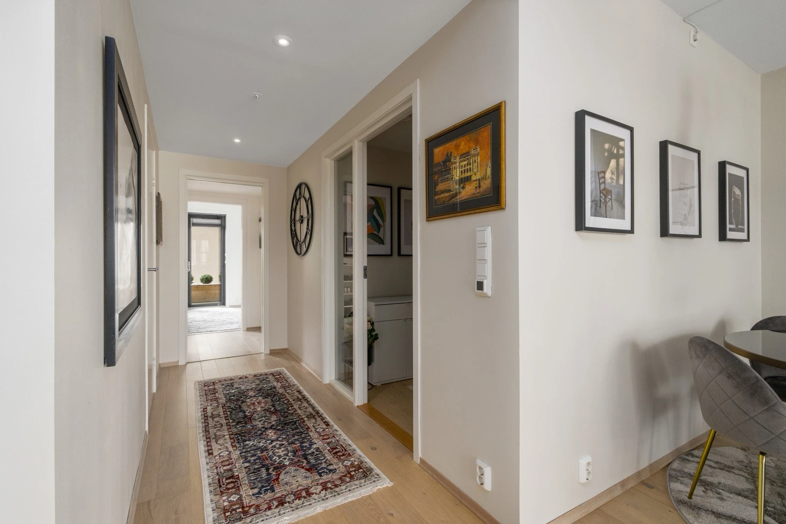 Gang med downlightsbelysning. Galleribilde