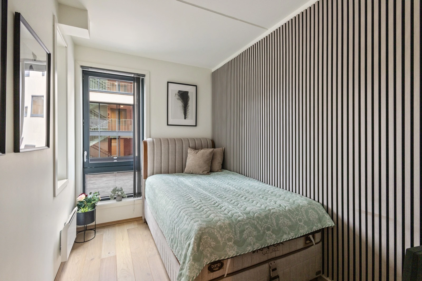 Gjesterommet er av fin størrelse med plass til seng og tilhørende nattbord. Galleribilde