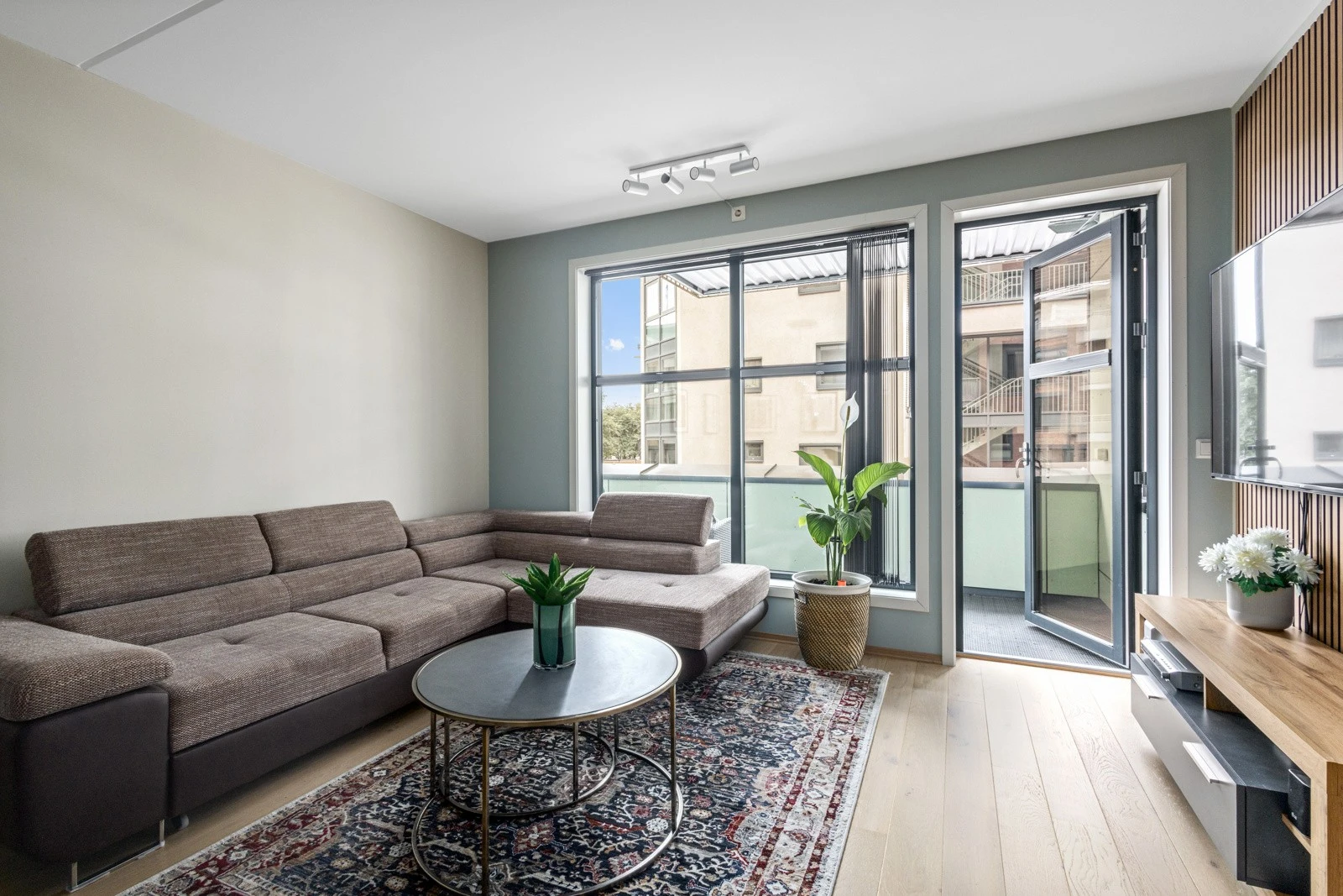 Stuen er lys og luftig med utgang til sydvestvendt balkong. Galleribilde