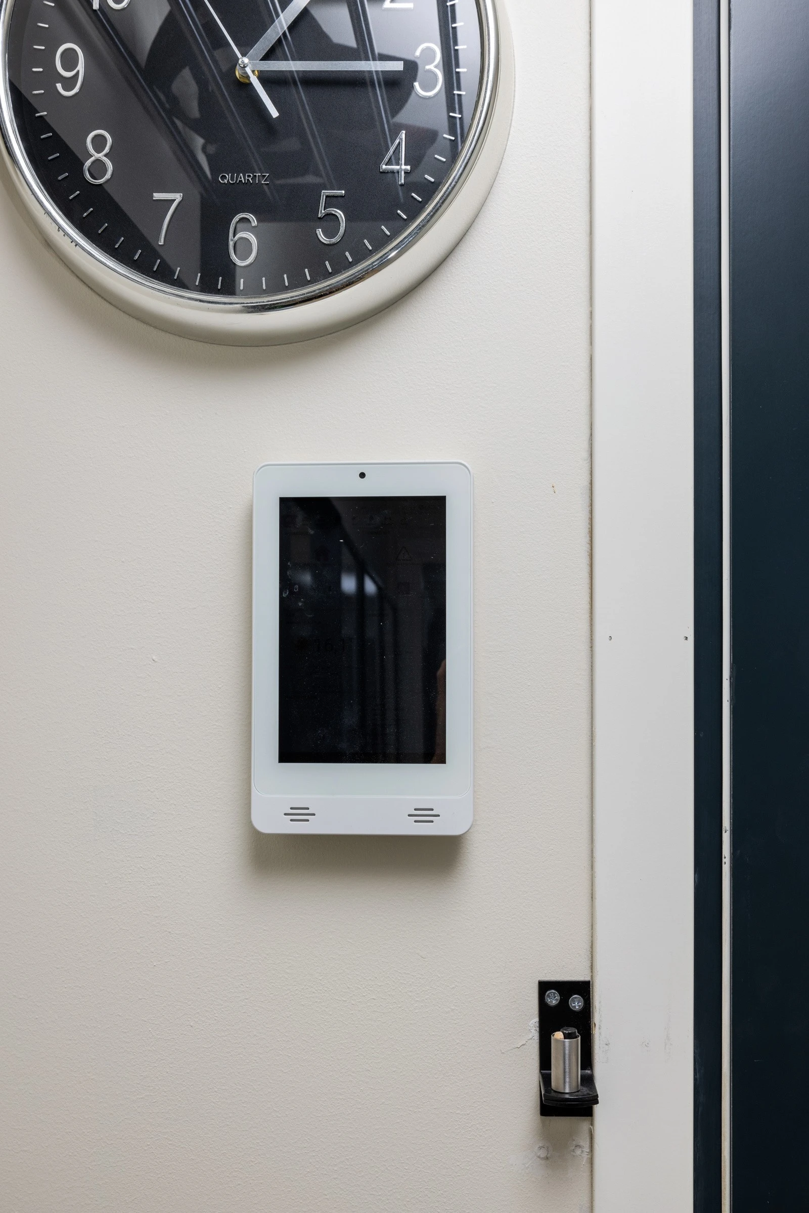 Sensio-smartstyring hvor du kan styre belysning og varme i leiligheten. Galleribilde