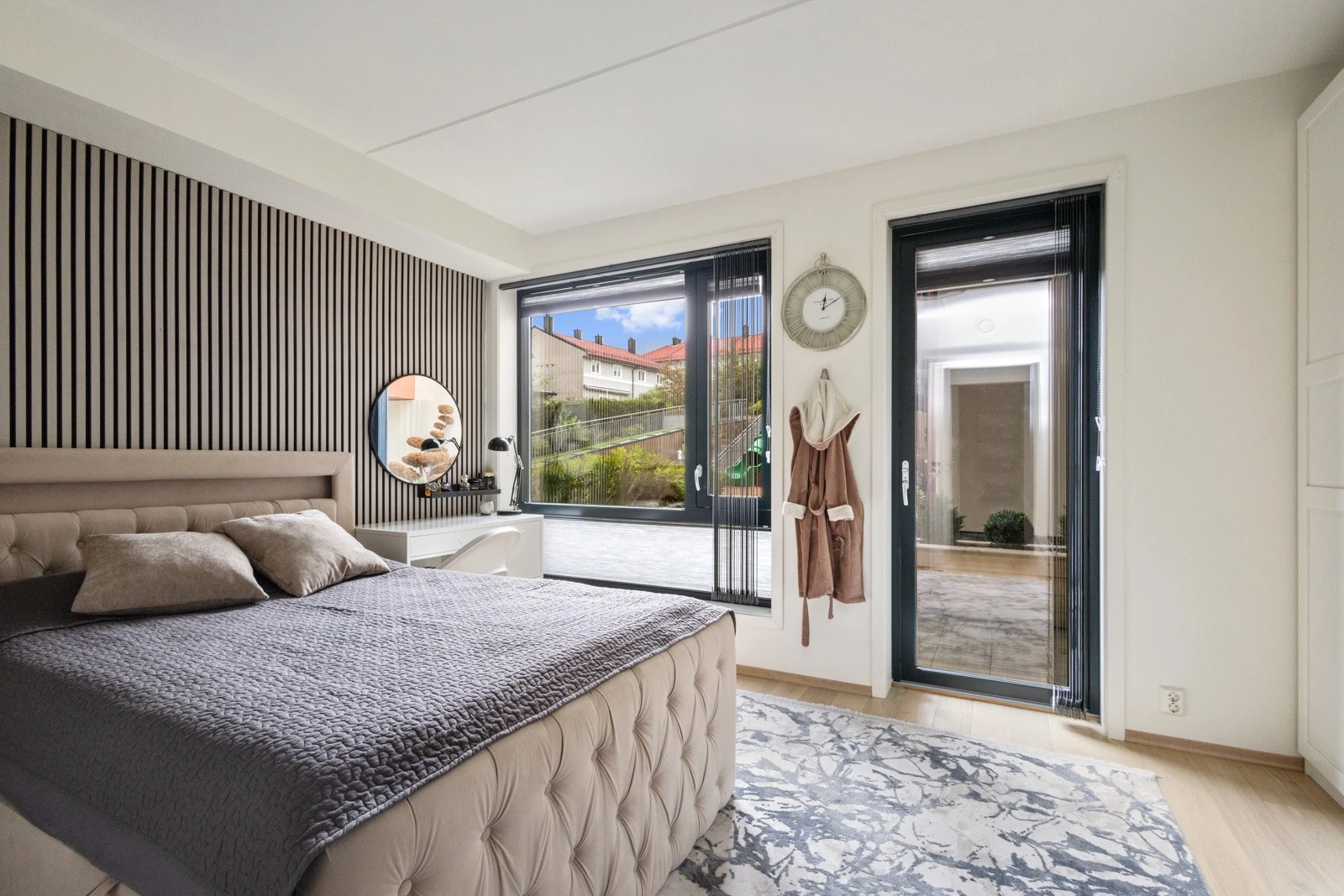 Romslig hovedsoverom med utgang til terrasse. Galleribilde