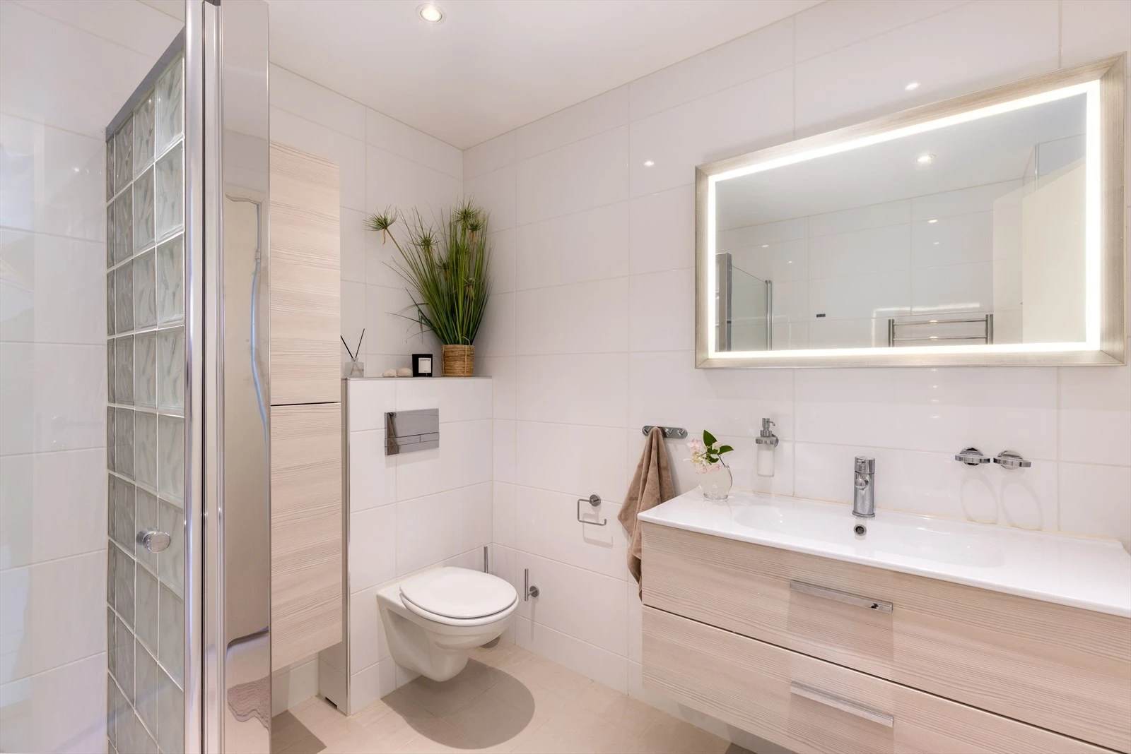 Huset har to baderom av god størrelse. Her er badet i første etasje. Galleribilde