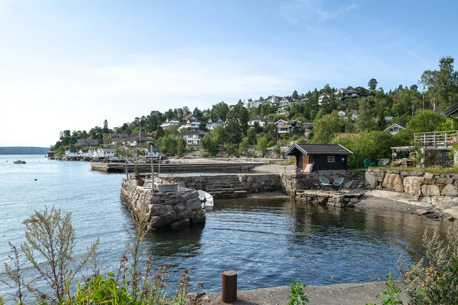 Hellvikstrand ligger rett nedenfor eiendommen og er et yndet sted for bading i sommerhalvåret, men også for tur- og rekreasjon hele året. Galleribilde
