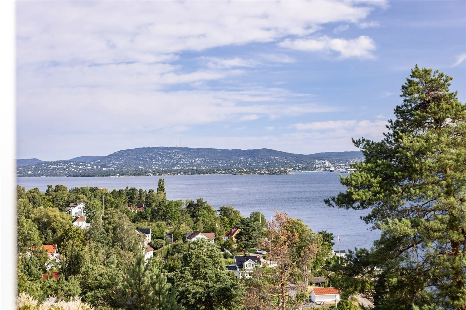 Utsikten taler for seg selv. Her bor man skjermet til i rolige omgivelser og man kan nyte lyden av måker og bølgeskvulp. Galleribilde