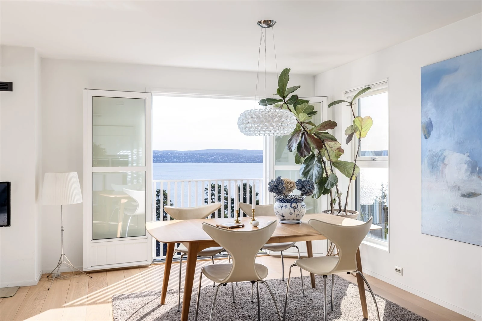 Rett og slett en herlig spiseplass med fransk balkong. Legg merke til de flotte eikegulvene av høy kvalitet. Galleribilde