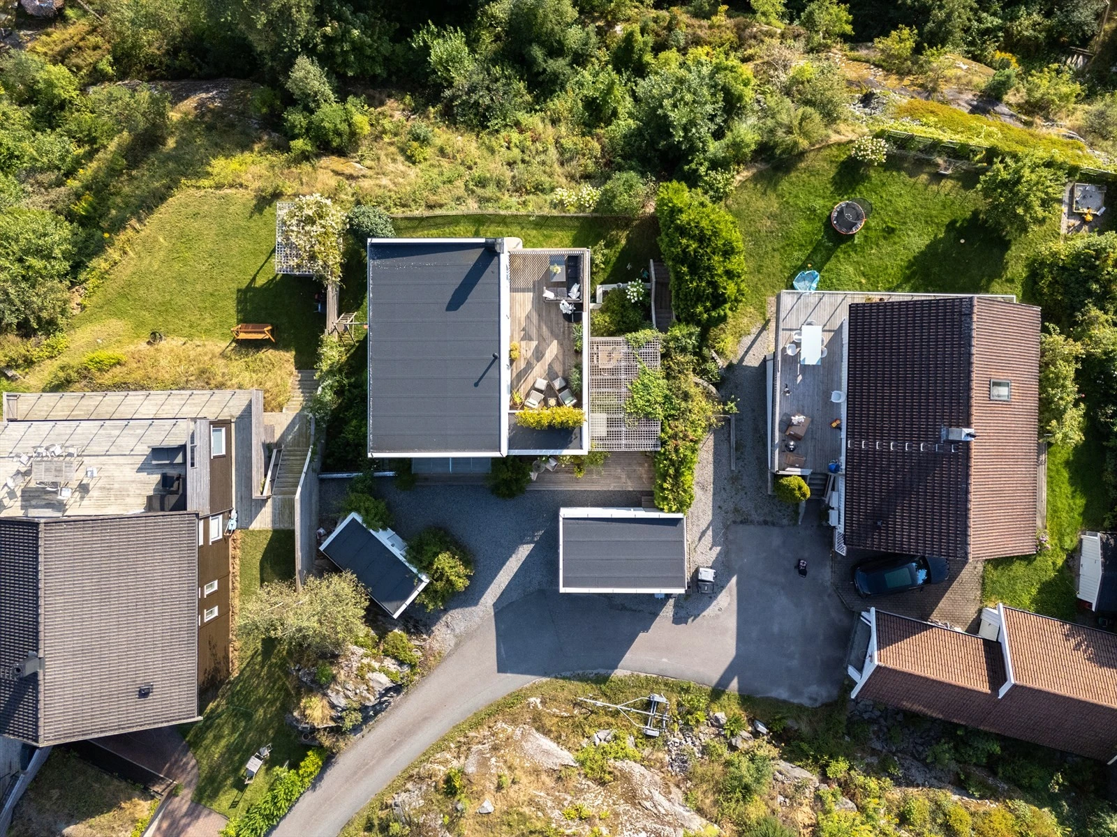 Tomtens beliggenhet er av de absolutt beste i området - helt ytters på kanten av en høyde. Galleribilde