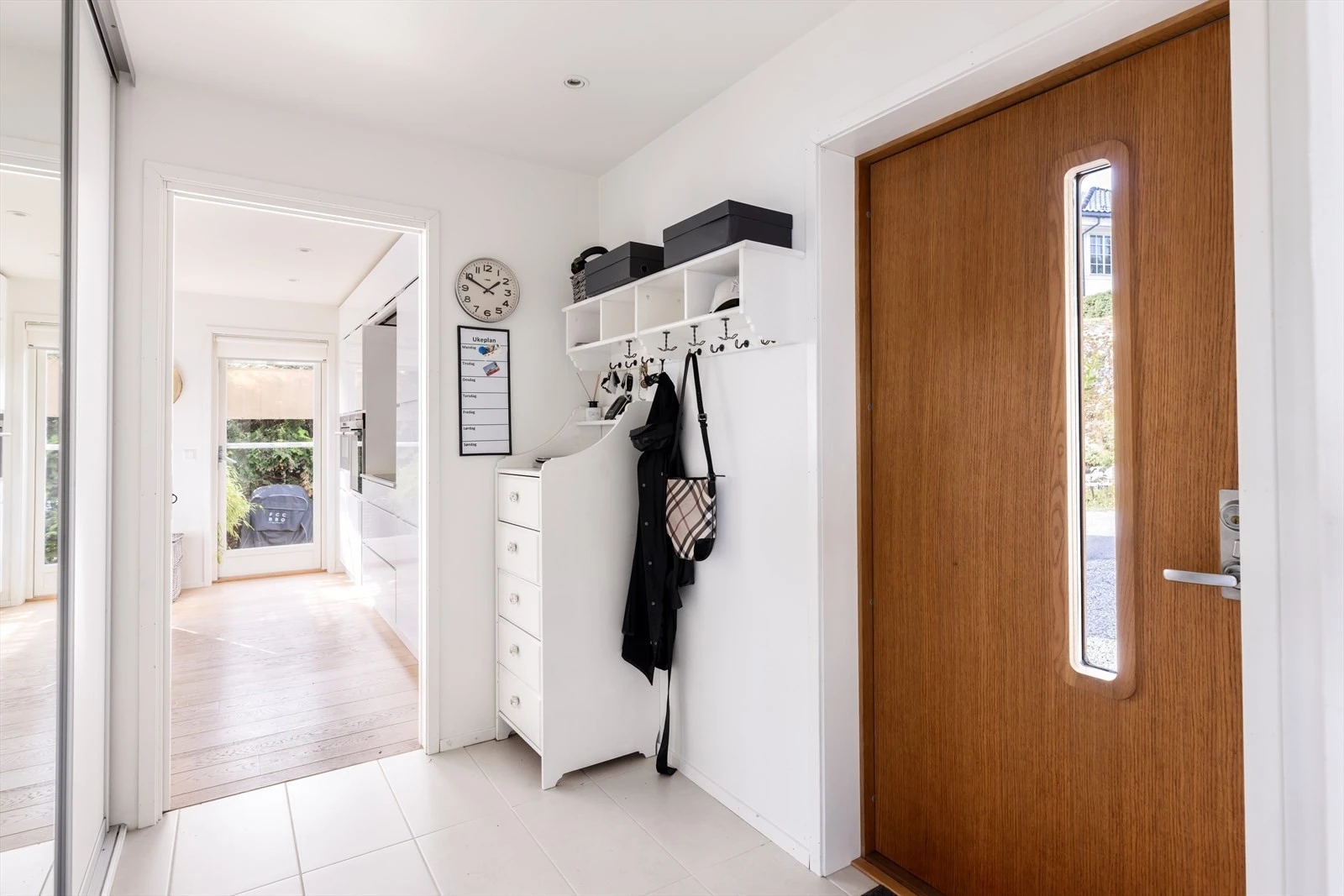 Huset har to inngangsdører ved siden av hverandre. Entréen kan videre deles mellom de to dørene ved en skyvedør. Løsningen er laget for å kunne ha mulighet for en entré til gjester, og en til hverdagsbruk. Legg merke til de påkostede dørene i massiv eik. Galleribilde