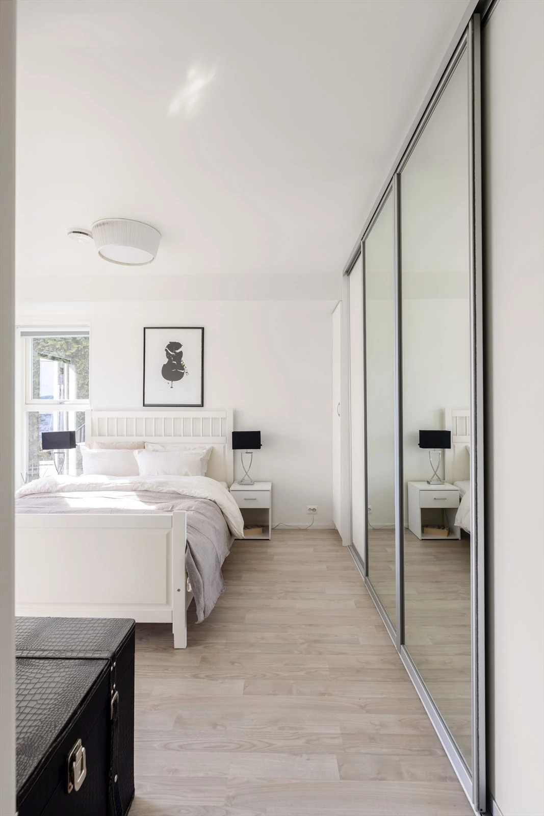 Stor garderobeløsning med skyvedører med speilfronter. Galleribilde