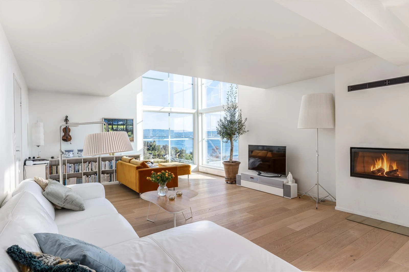 Eiendomsmassen er påkostet og tegnet av arkitekt i ekte funkisstil. Huset har fleksible og gjennomtenkte planløsninger i tillegg til fantastiske kvaliteter som store vinduer med utsikt fra 3 sider. Galleribilde