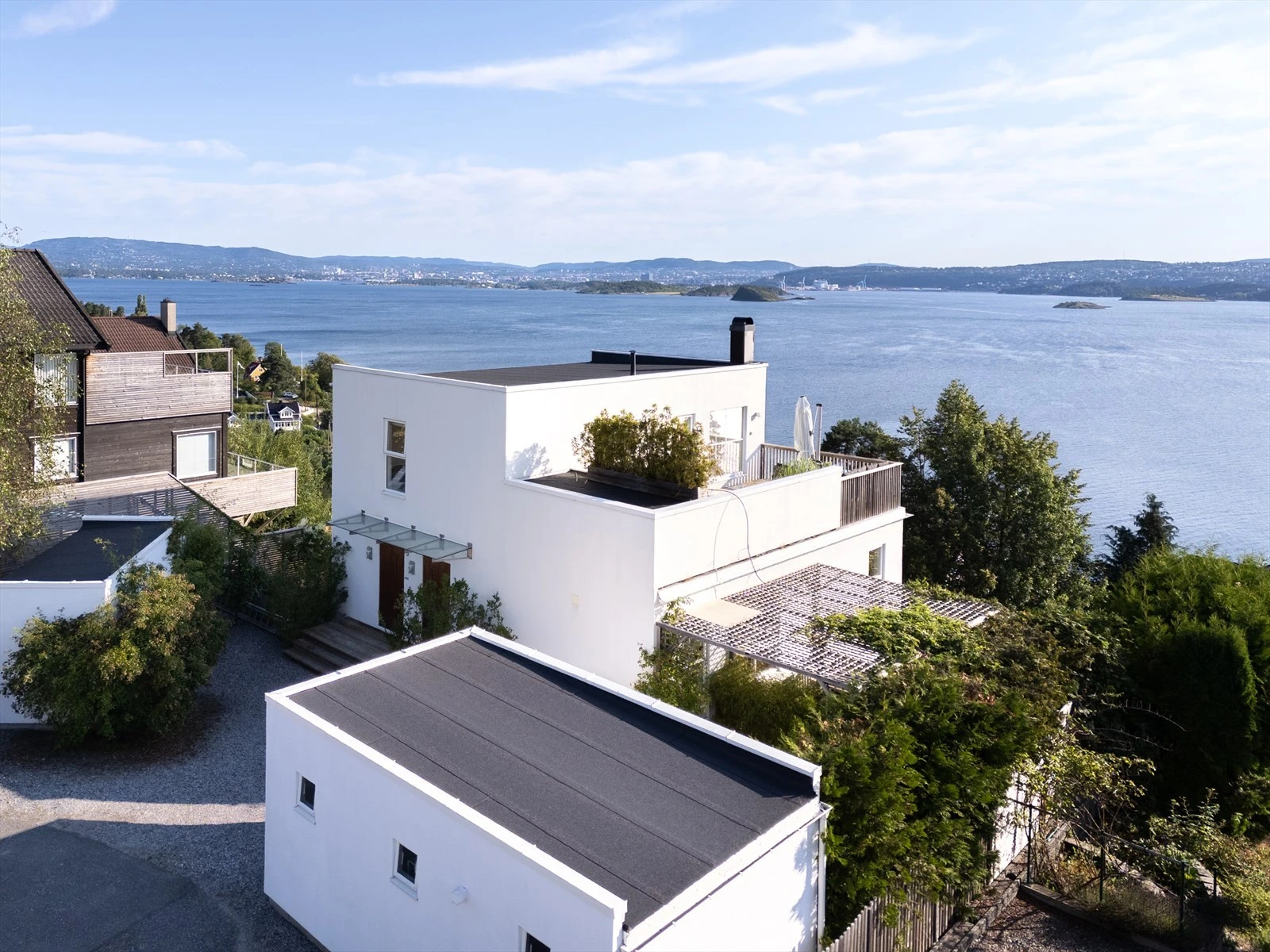 Ta kontakt med megler for visning! - Velkommen til en helt spesielt gjennomført eiendom beliggende i naturskjønne omgivelser. Dette er virkelig en bolig som bør oppleves! Galleribilde