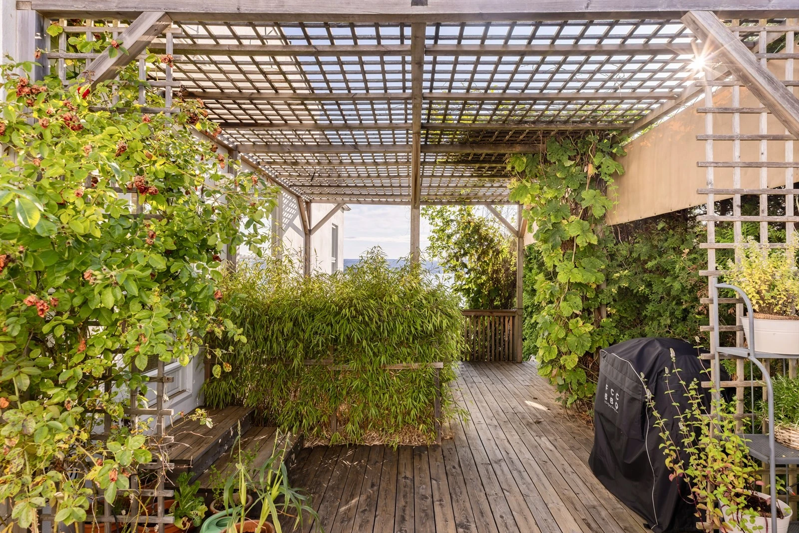 Terrassen har adkomst fra kjøkken, innkjørsel og hage. Galleribilde