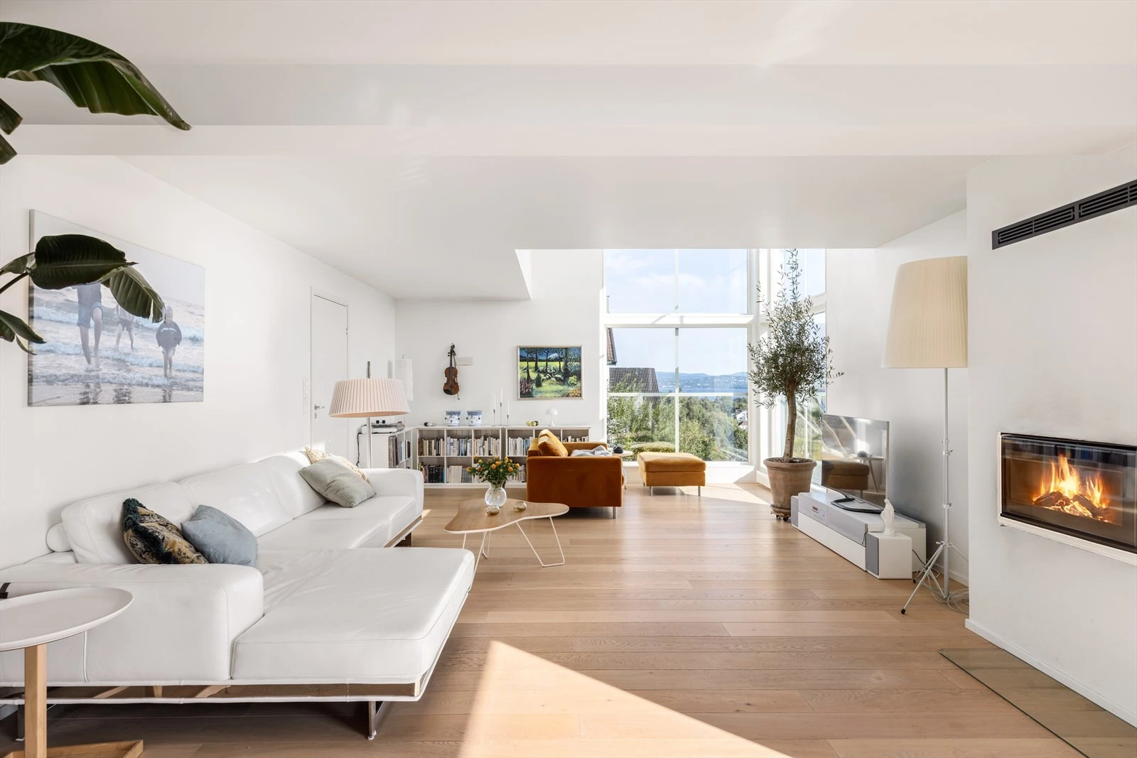 Sone for både dagligstue, TV-stue og spisestue. Moderne peisovn med perfekt plassering midt i stuen. Galleribilde