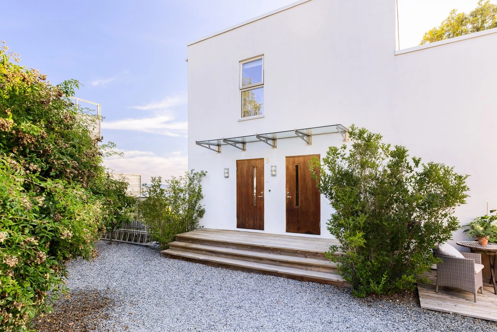 Tomten er møysommelig beplantet slik at du både får fantastisk utsikt, men også veldig god skjerming fra de omkringliggende eiendommene. Gjennomført fra A til Å. Galleribilde