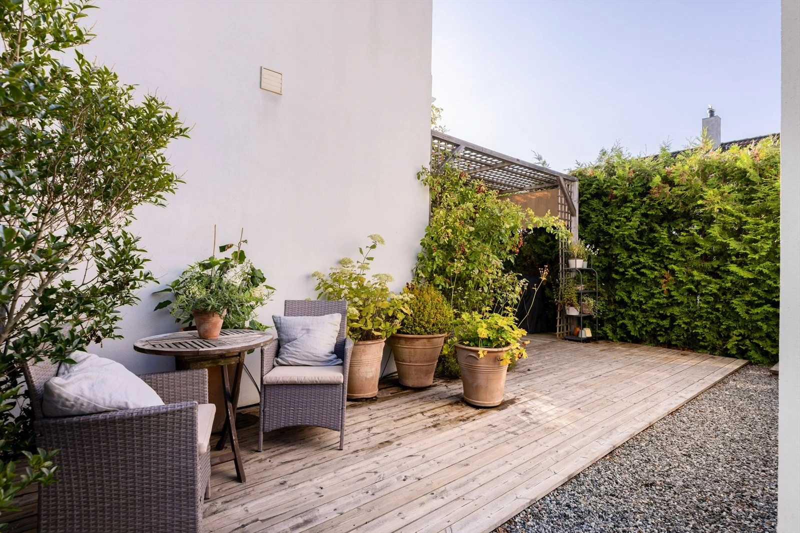 Terrassen strekker seg rundt huset mot innkjørselen. På denne delen har man sol fra ca. 12:00 til sen kveld på sommeren. Galleribilde