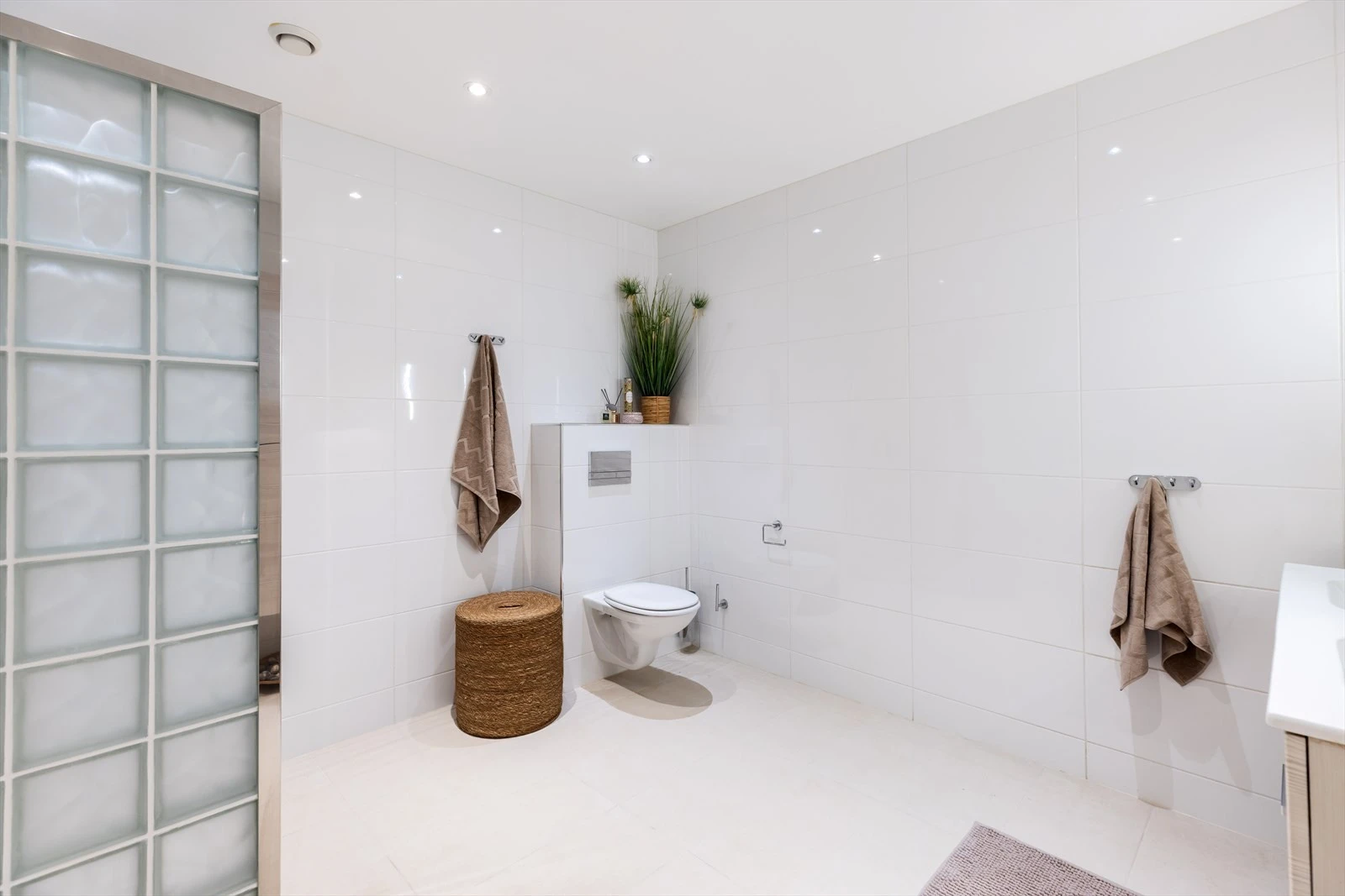 Huset bærer preg av forsiktig bruk så her kan vi trygt si at du kan flytte rett inn. Galleribilde