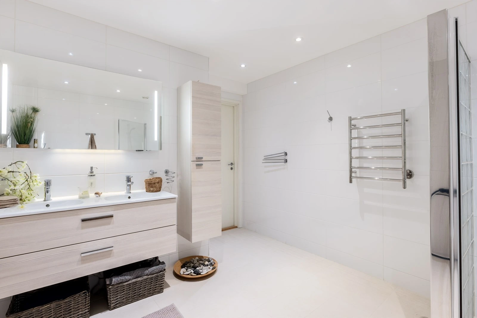 Badet i soveromsavdelingen er ekstra stort og har tidløse og delikate materialvalg. Galleribilde