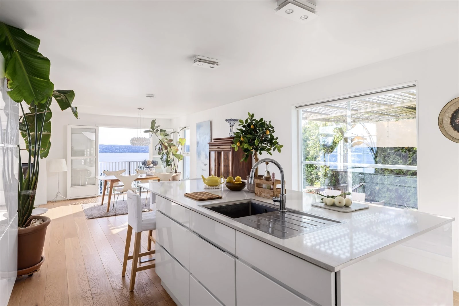 Stort kjøkken med praktisk øy med sitteplasser. Her det rikelig med skap- og benkeplass. Galleribilde