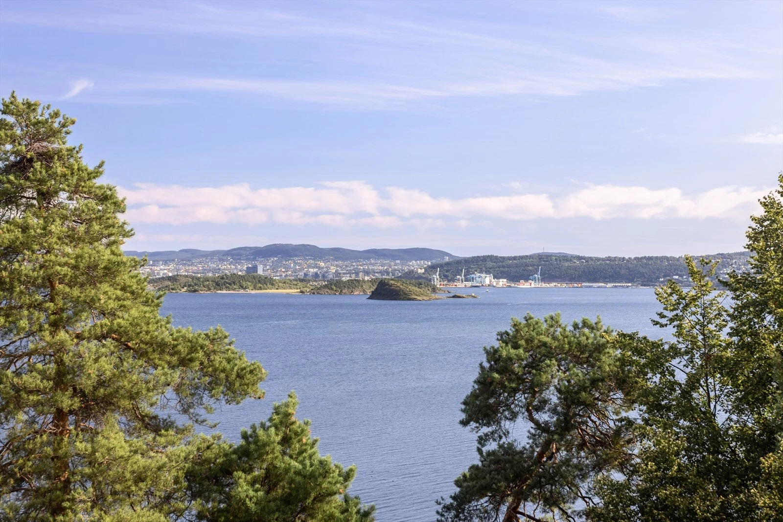 På kveldstid er utsikten mot den opplyste byen veldig flott. Galleribilde