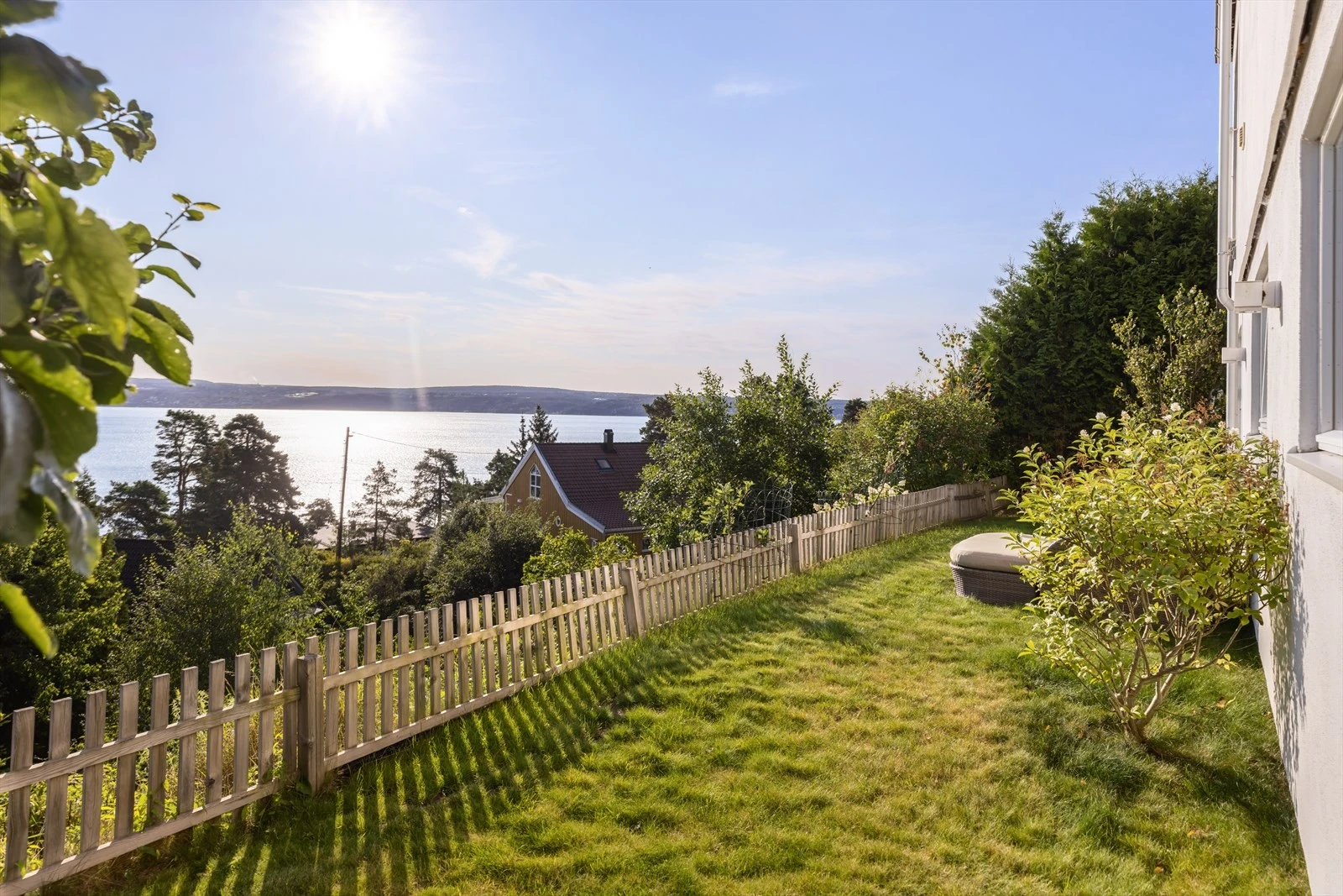 Tomten er maksimalt godt utnyttet og fylt ut mot det bratt skrånende terrenget. Galleribilde