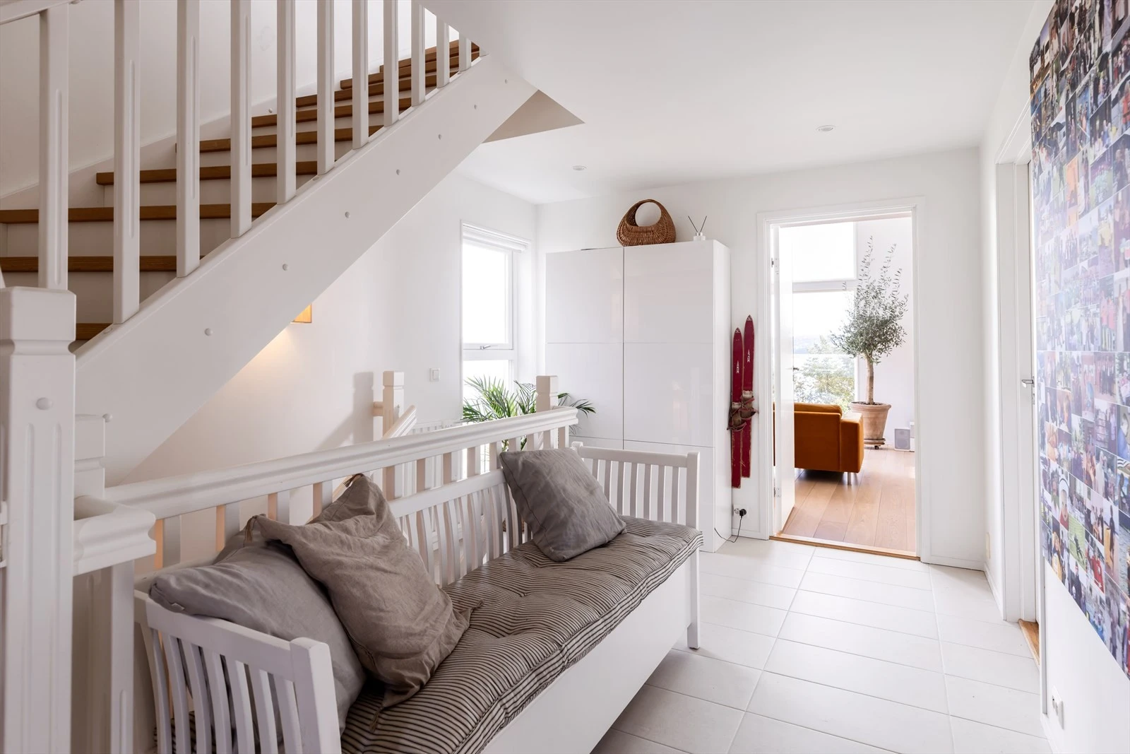 Entré/hall har flislagte gulv med varmekabler og downlights i tak. Galleribilde