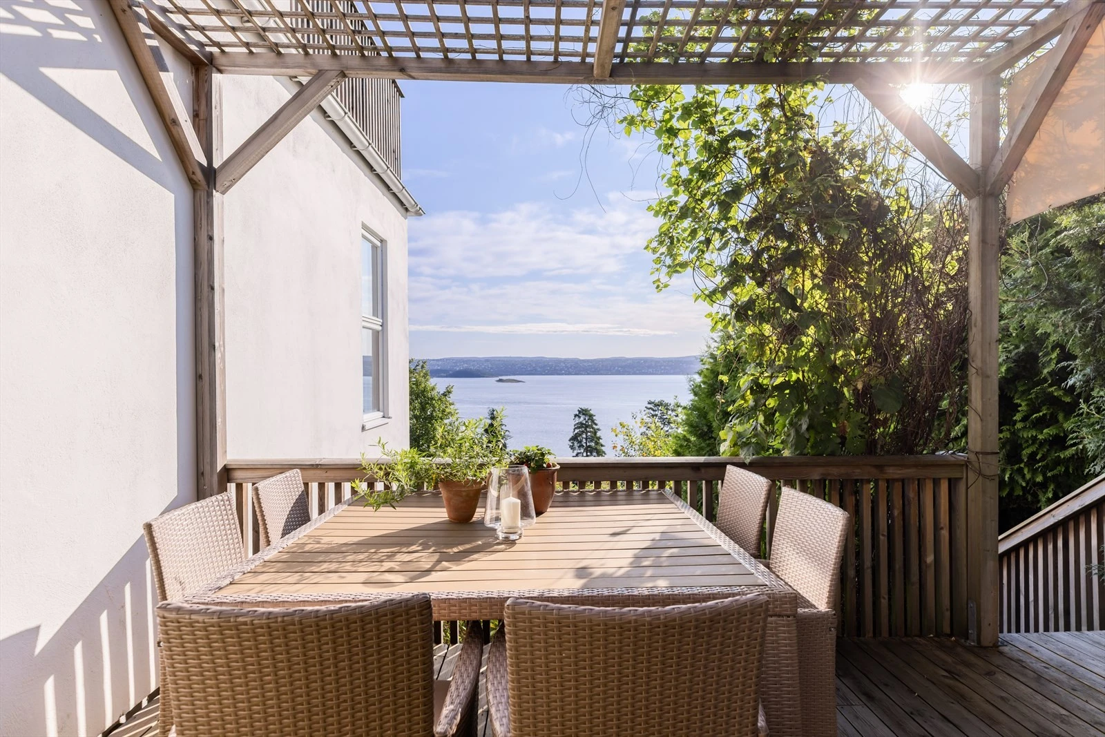 I hagen finner du er utrolig flott terrasse med pergola - omkranset av prydbusker og klatrevekster. En skjermet uteplass med nydelig utsikt! Galleribilde