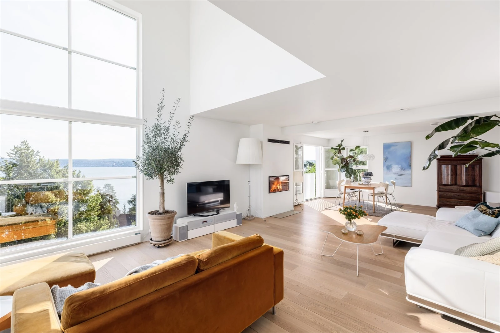 Det er ingenting å si på lysforholdene. Stue og spisestue har morgen og formiddagssol, noe som er praktisk da man kan nyte en solfylt utsikt uten sjenerende direkte sol inn resten av dagen. Galleribilde