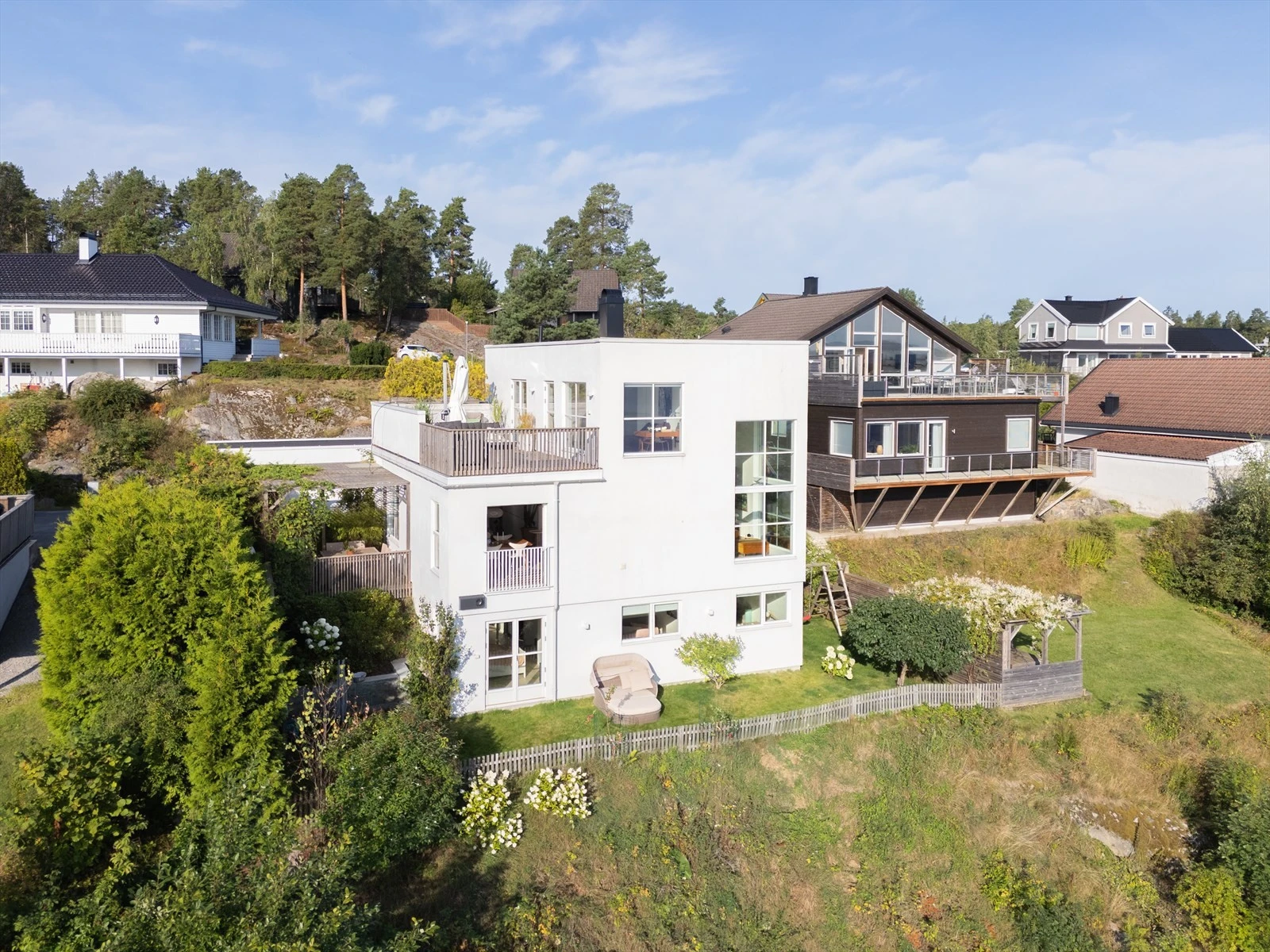 Bygningsmassen er inspirert av ekte dansk funkisdesign. Dette er en påkostet byggeskikk som også er enklere å vedlikeholde en tradisjonelle trehus. Galleribilde