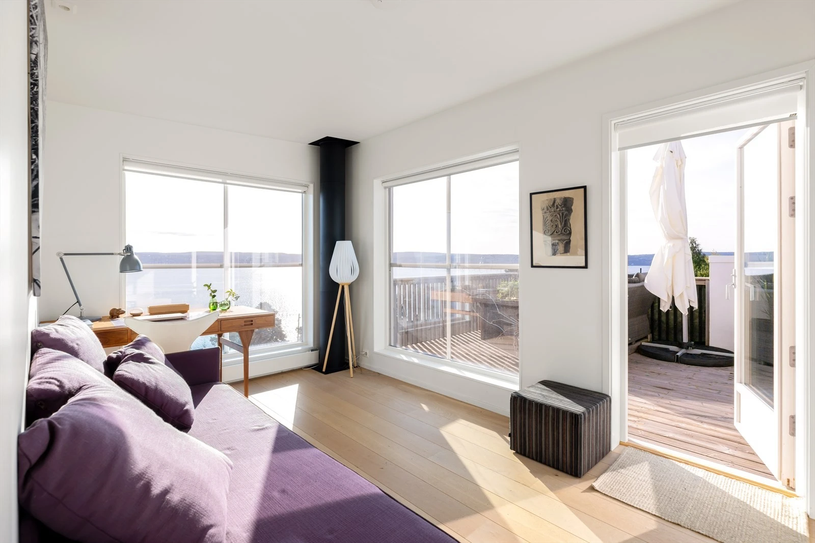 2 etasje består av mellomlang mes to garderober, loftstue og TV-stue som begge har utgang til takterrassen. Galleribilde