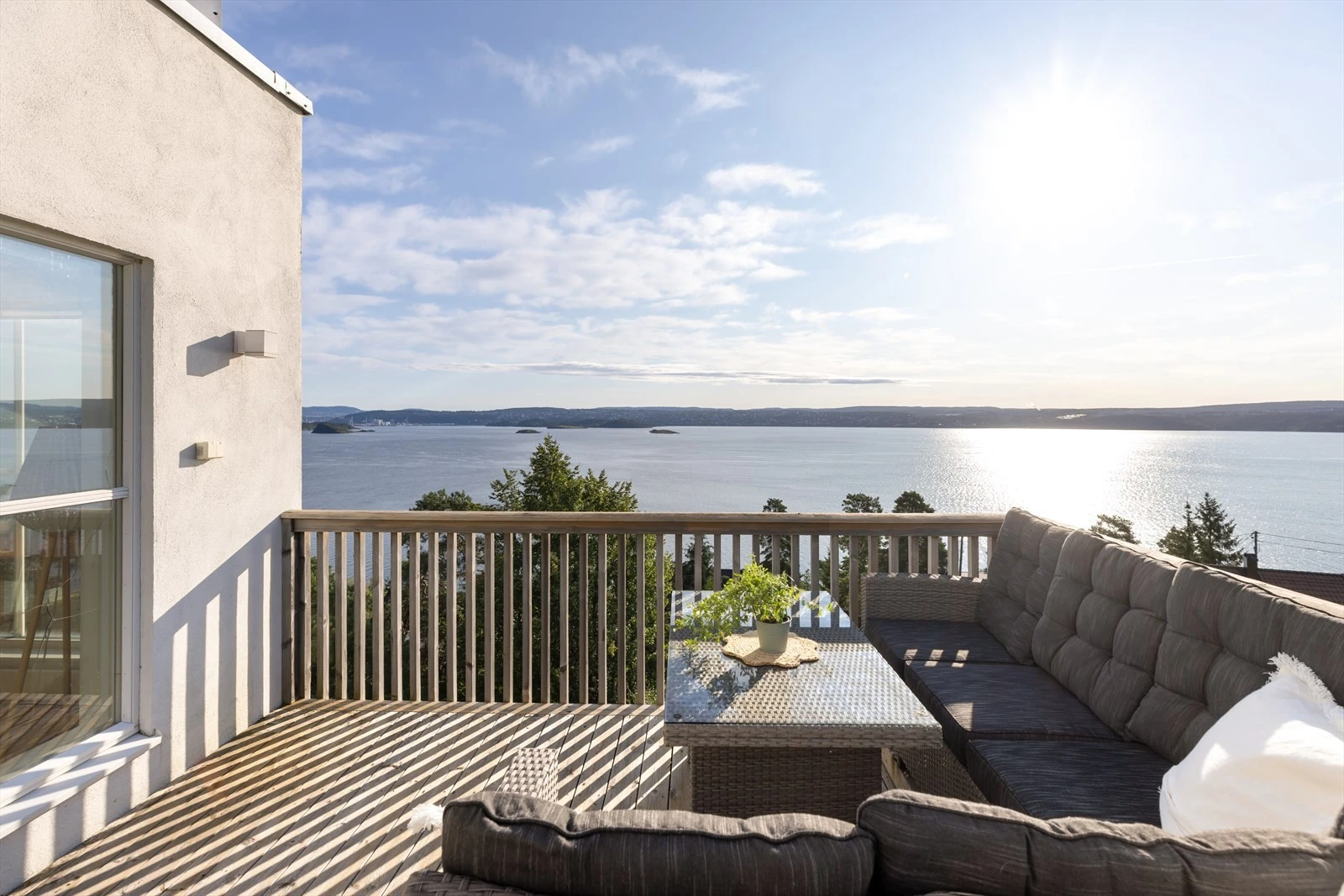 Herlig takterrasse med sydvendt orientering. I sommerhalvåret har man sol fra ca. 05:30 til 17:30. Galleribilde