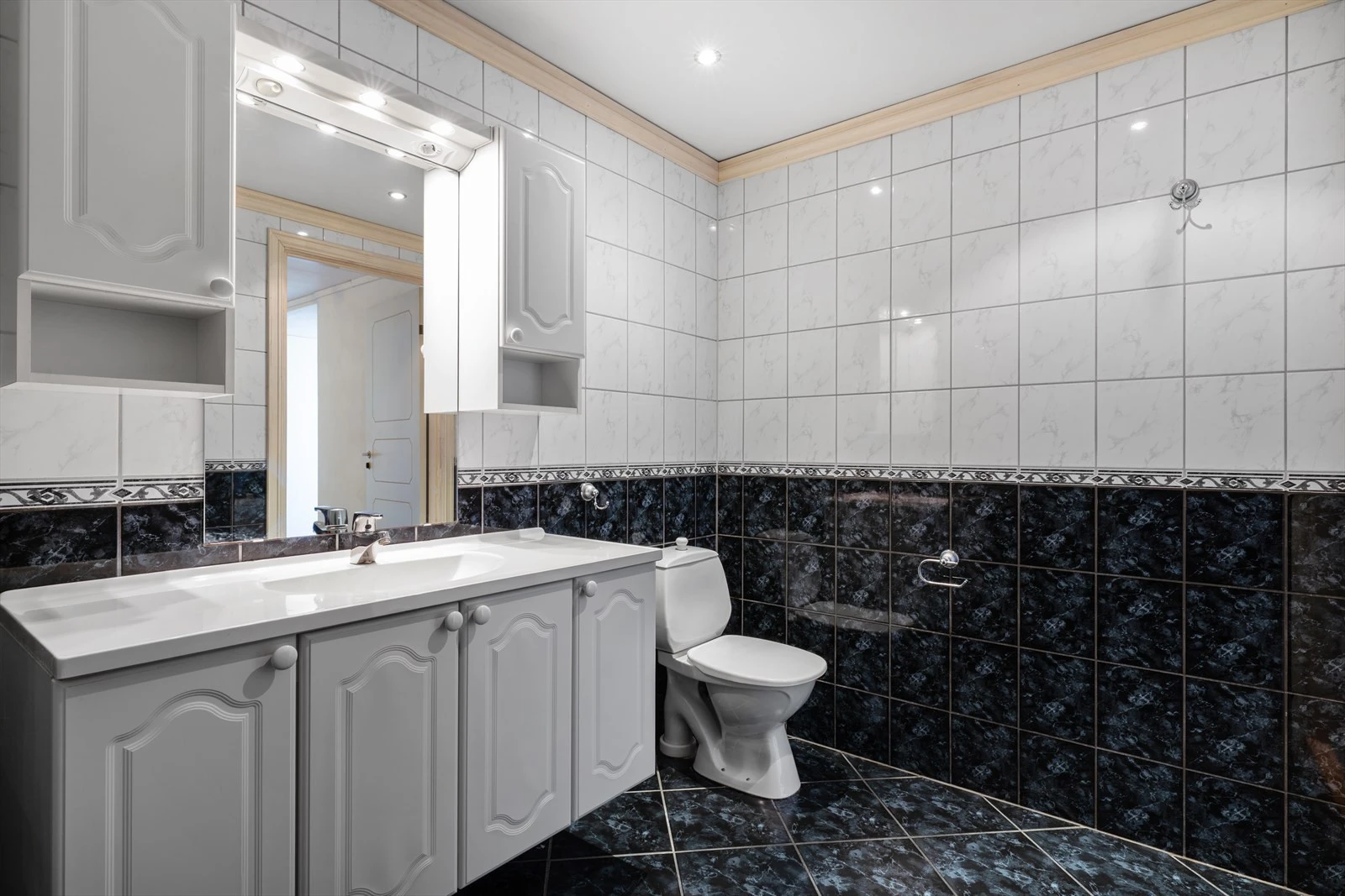 - Helfliset bad med behagelig varme i gulv - Galleribilde