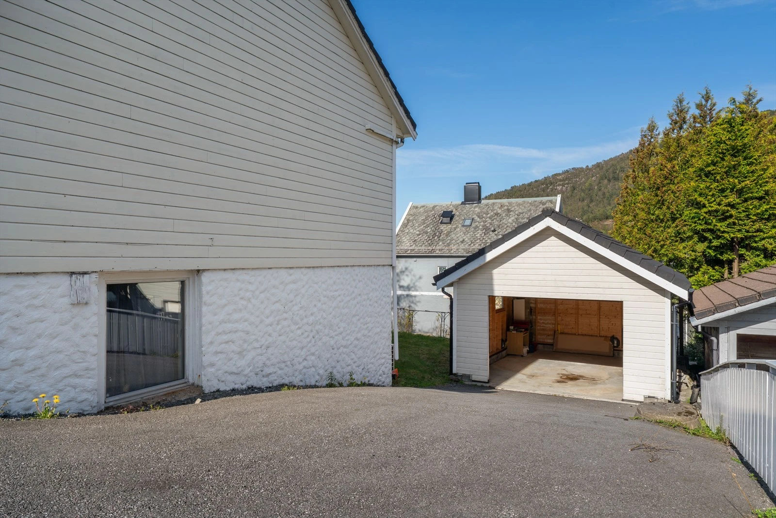 - I tillegg til garasje er det svært gode billoppstillingsplasser - Galleribilde