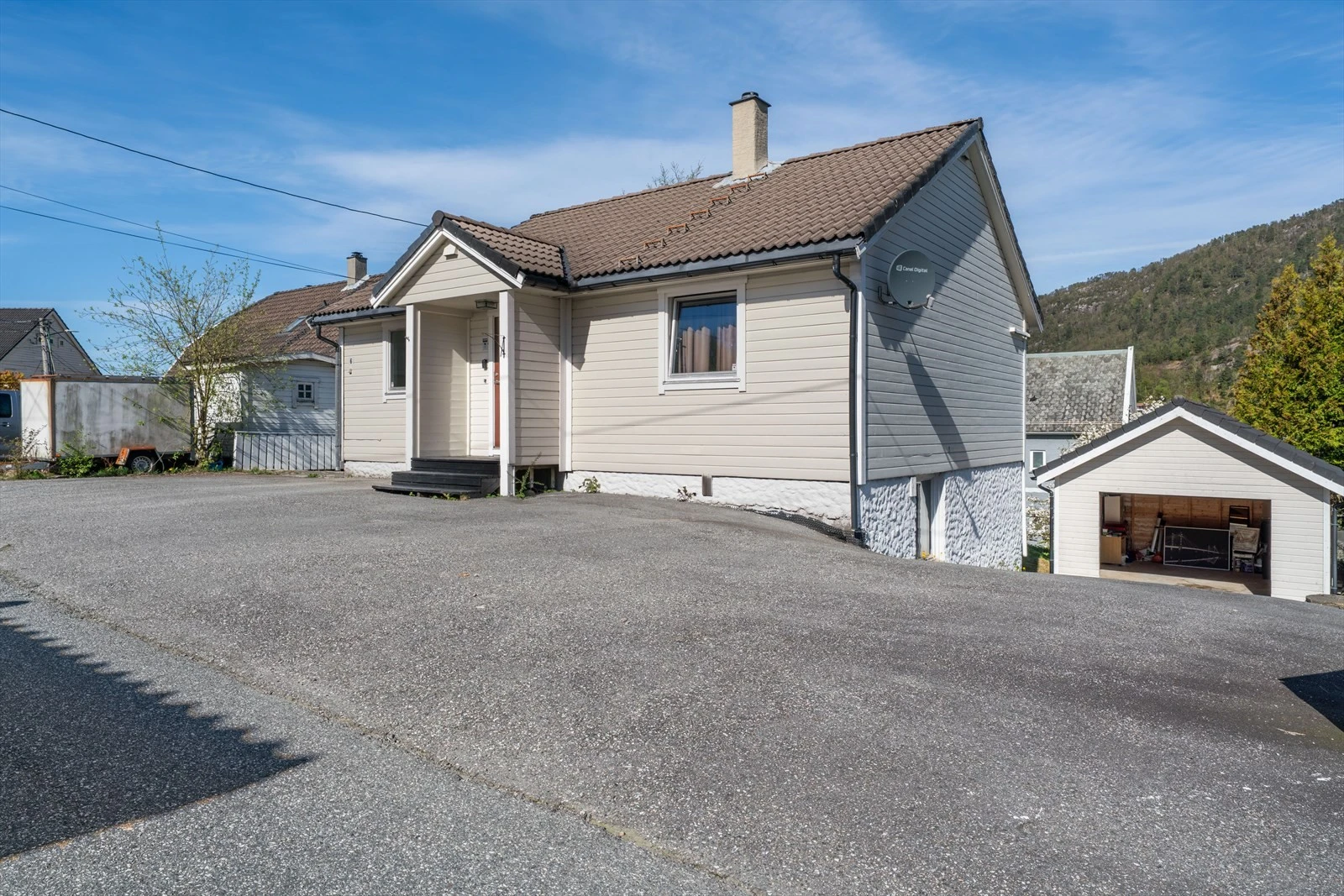 - I 2013/2014 ble garasjen oppført, og den måler 24m². Selger opplyser om 8 plasser utenom garasjen- Galleribilde