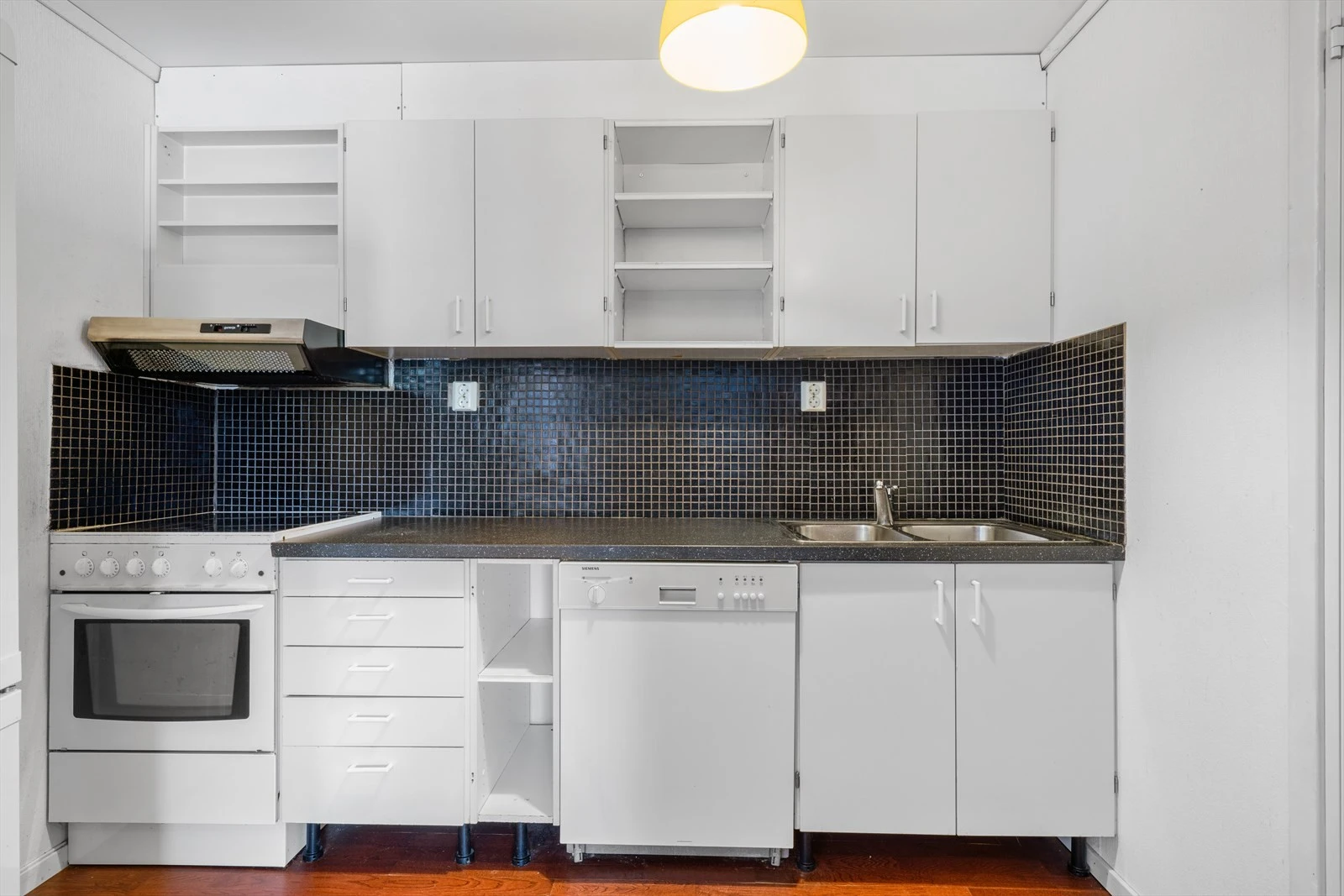 - Kjøkkeninnredning med slette fronter og benkeplate i laminat - Galleribilde