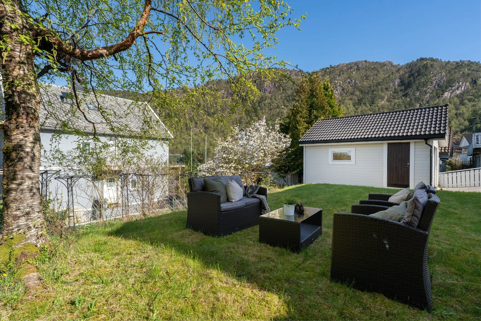 - Boligen kan skilte med fantastisk uteareal med plen - Galleribilde