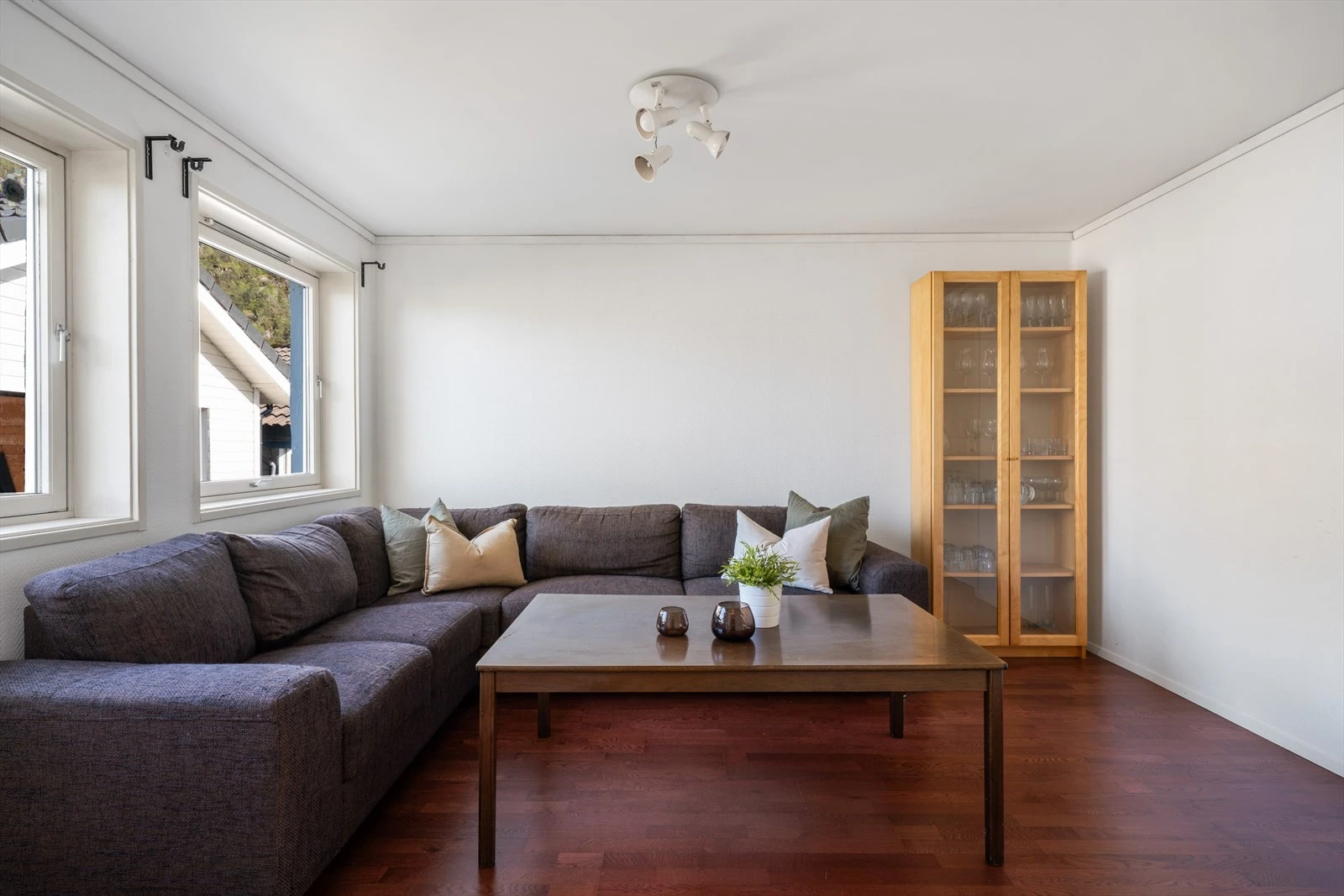 - Stuen måler 23,3 m². Selger opplyser om god lyddemping mellom etasjene. Det er lagt inn lydbøyler og dobbel gips mellom hoveddelen og utleiedelen. - Galleribilde