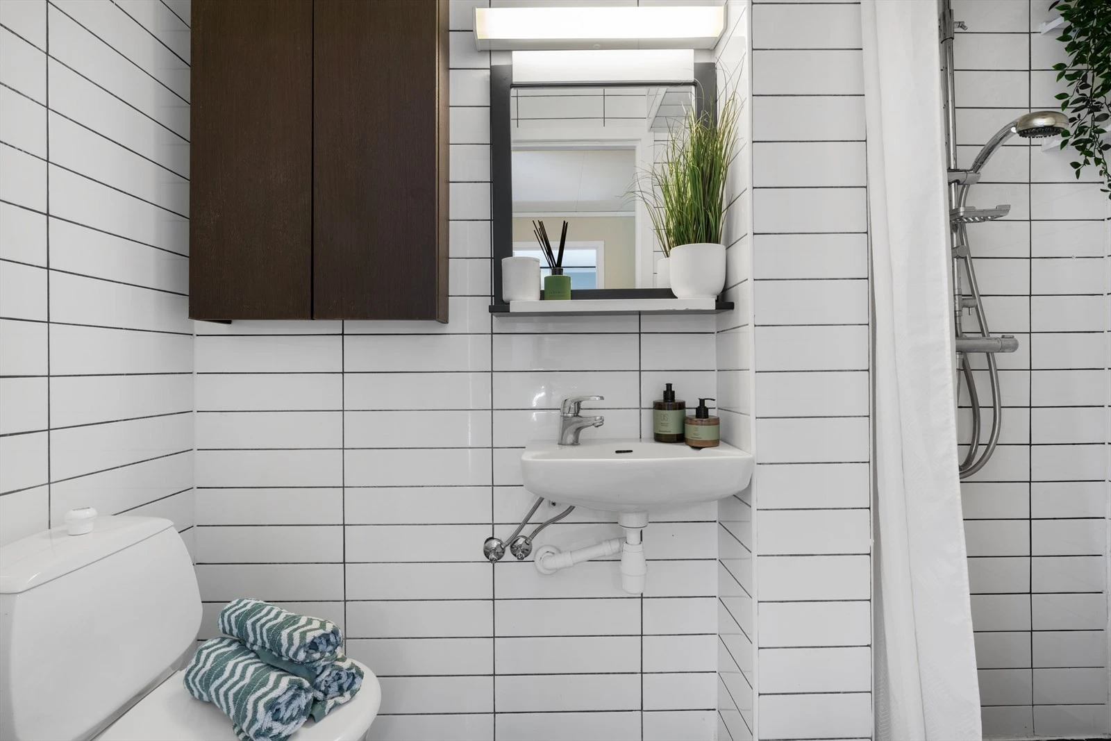 - Helfliset bad med behagelig varme i gulv. Oppgradert i 2012 - Galleribilde