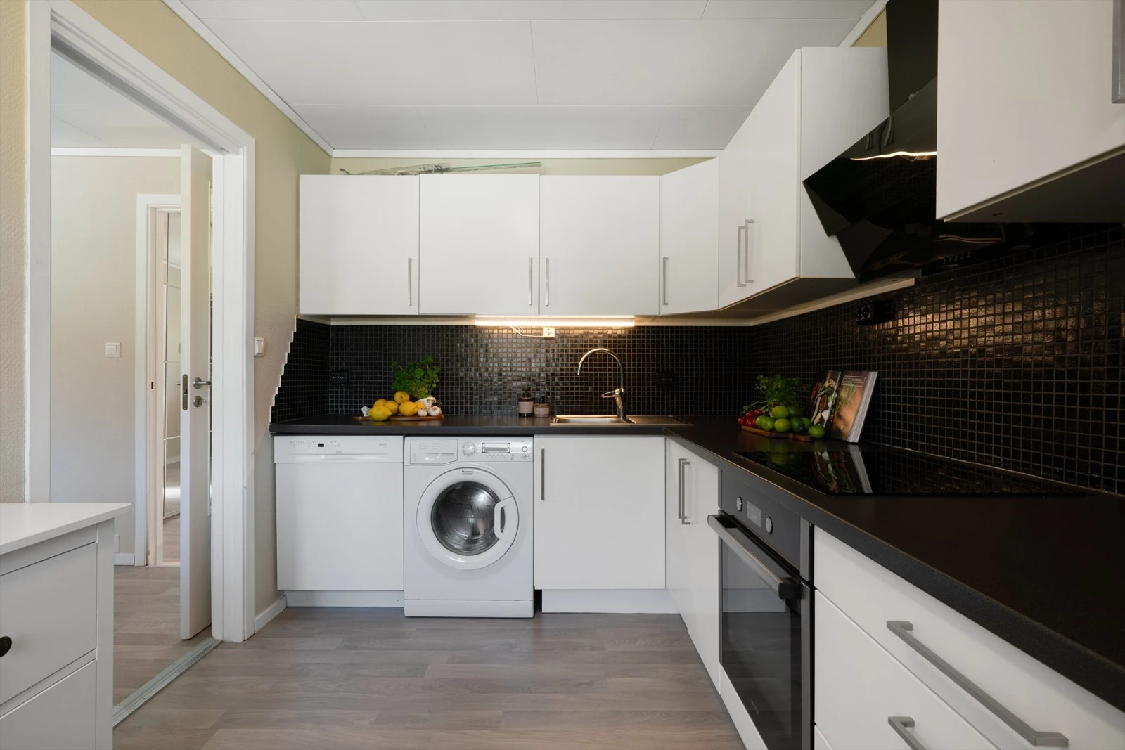 - Rikelig med skap- og benkeplass sørger for optimale arbeidsforhold for husets kokk - Galleribilde