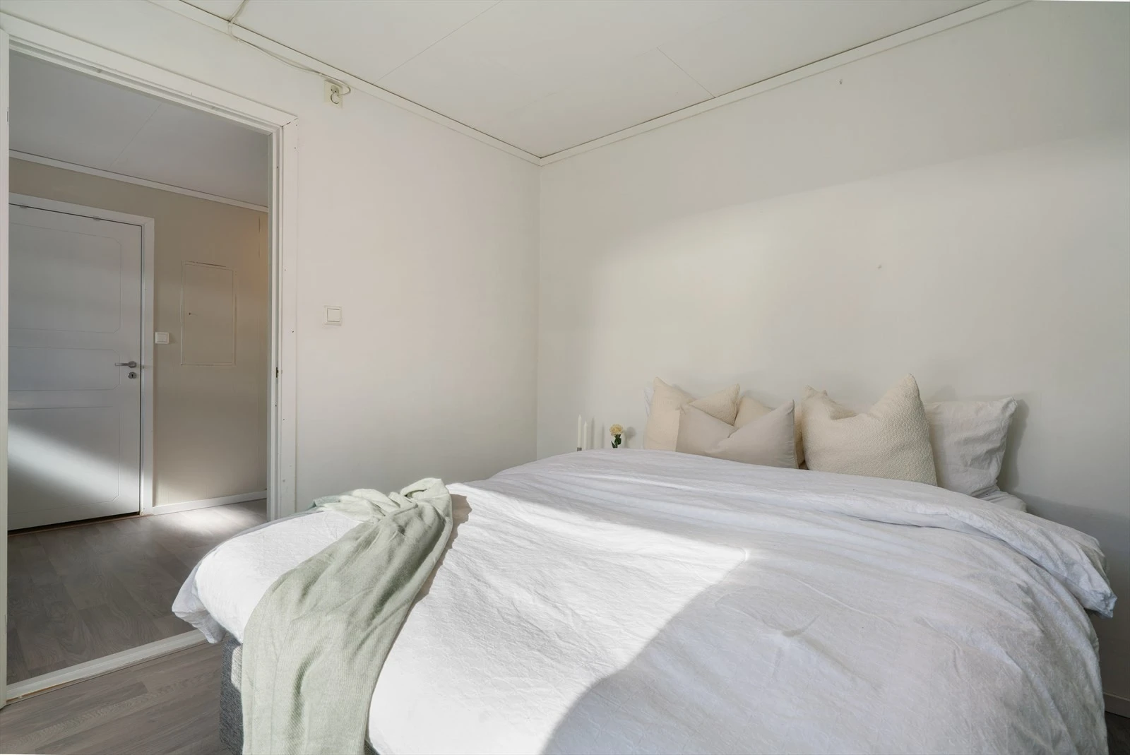 - Soverommene er malt i lyse og nøytrale farger, her kan du enkelt sette ditt eget preg - Galleribilde