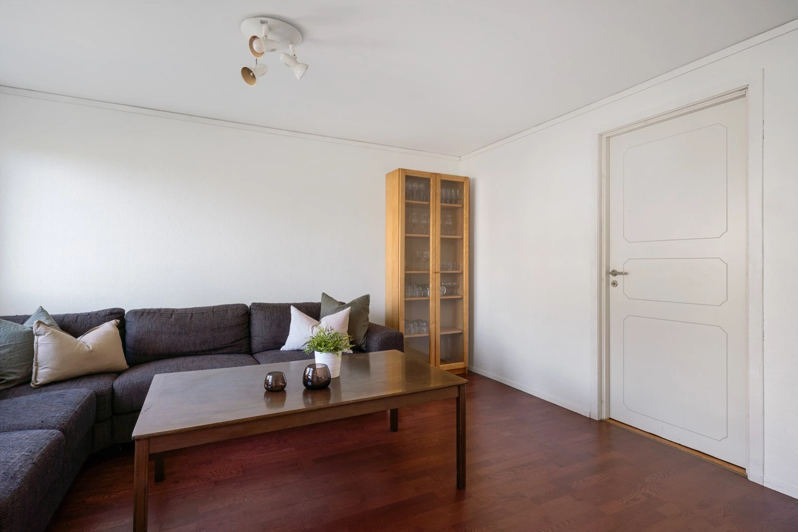 - Med god plass til sofa og ønsket møblement - Galleribilde