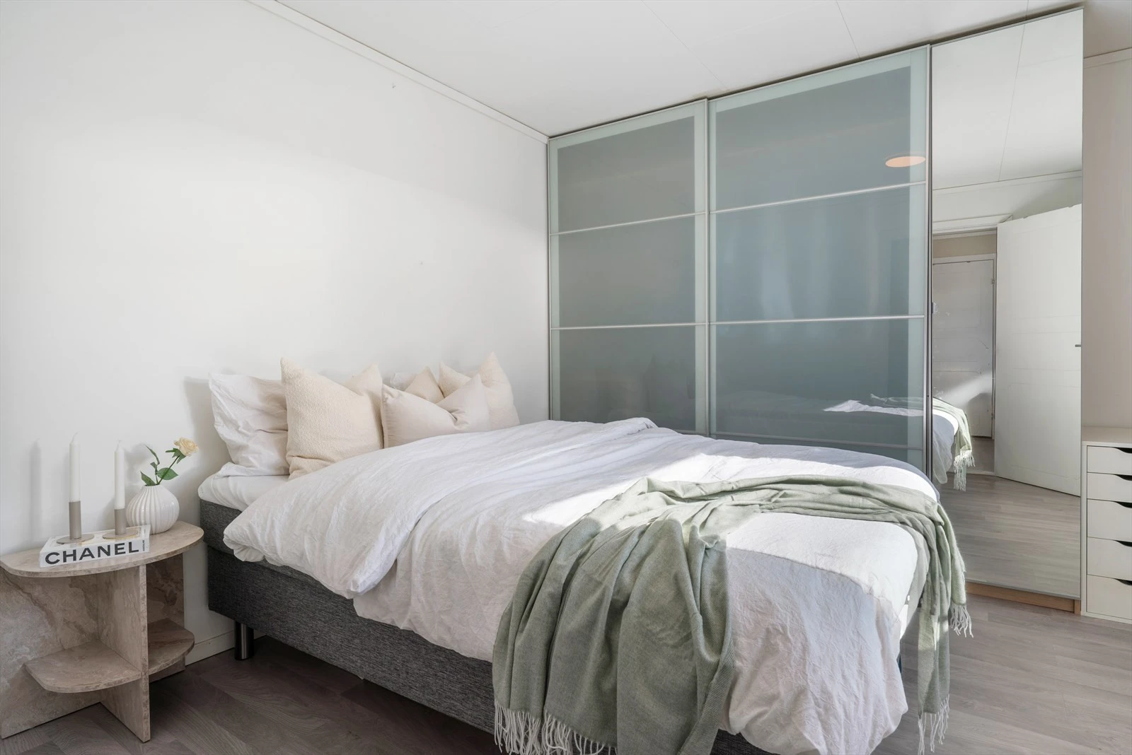 - Boligens 1.etasje kan skilte med to soverom av god størrelse på 10,5m² og 9,3m²- Galleribilde