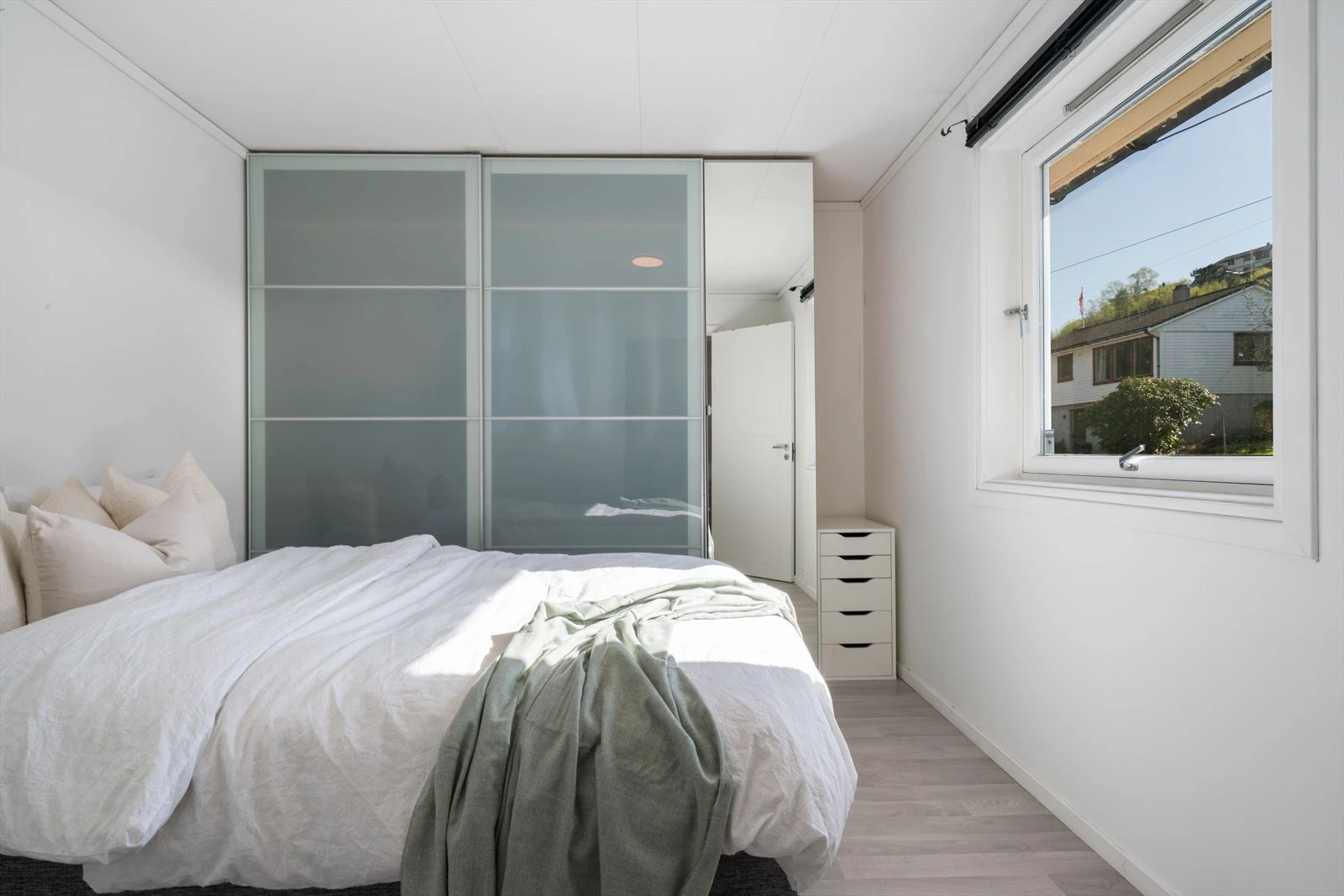 - Her har du god plass til senga av ønsket størrelse. Garderobeskap medfølger handelen kostnadsfritt - Galleribilde