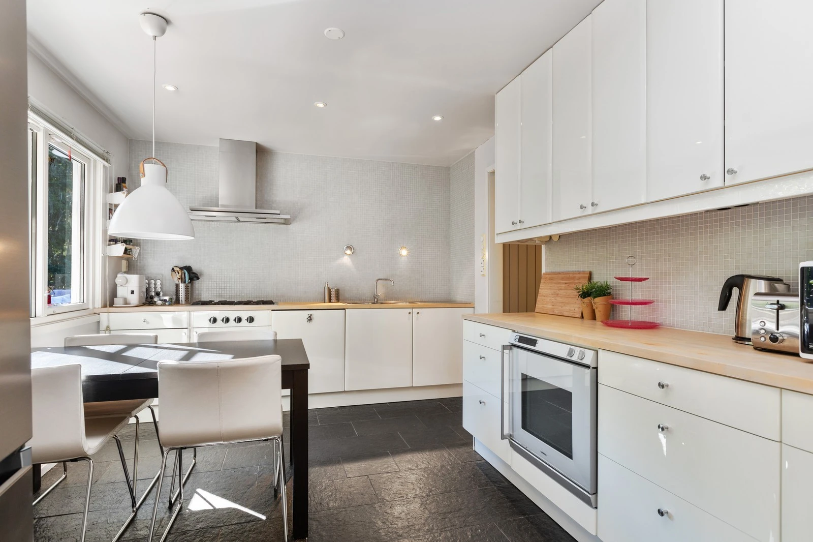 Kjøkken- Det er byttet til induksjonstopp og ny komfyr etter bildet ble tatt Galleribilde