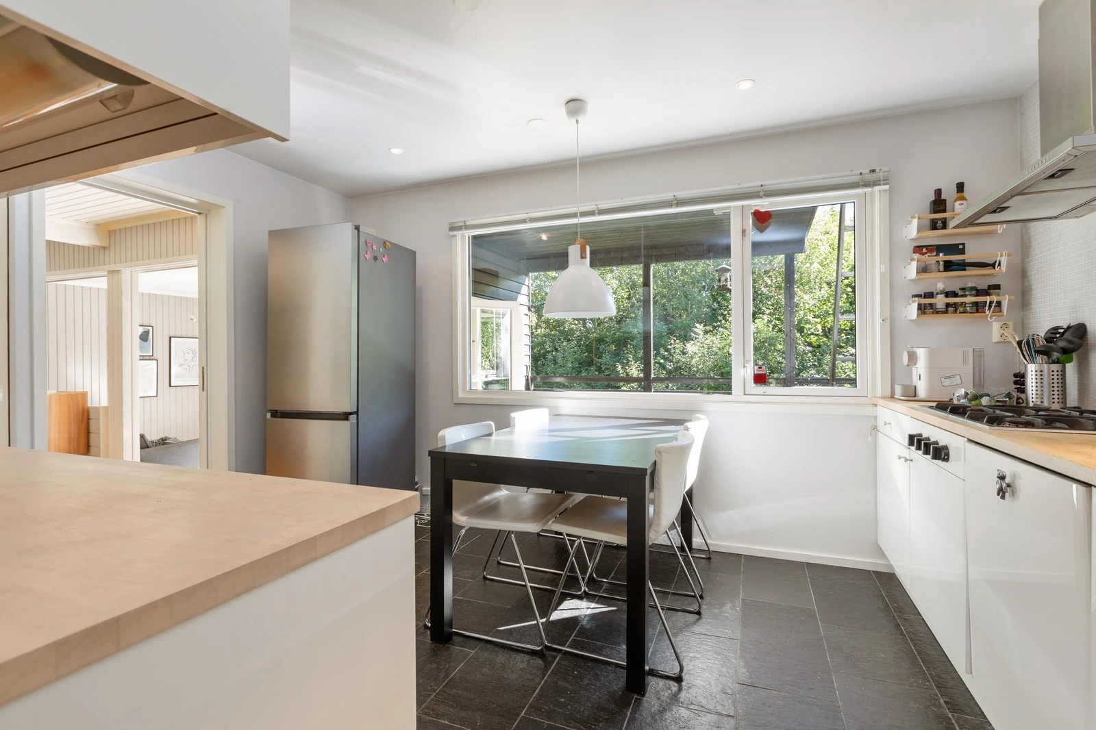 Utsikt mot hage/terrasse fra kjøkkenet Galleribilde