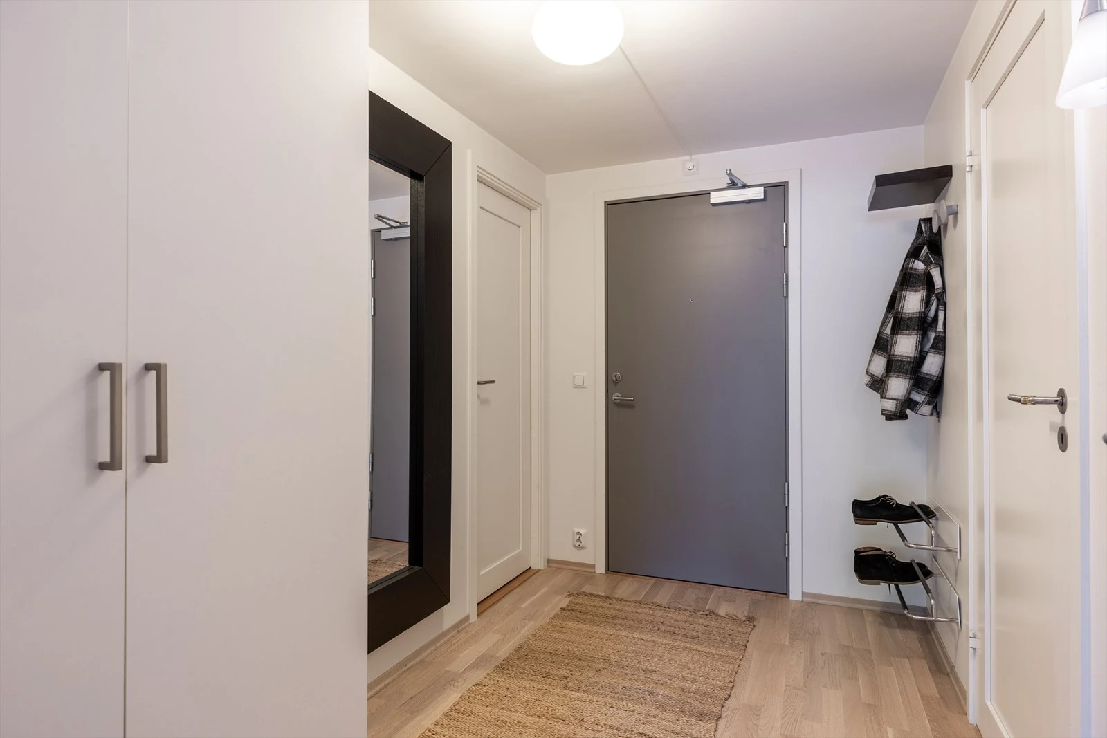 Garderobe og oppheng til yttertøy og sko Galleribilde