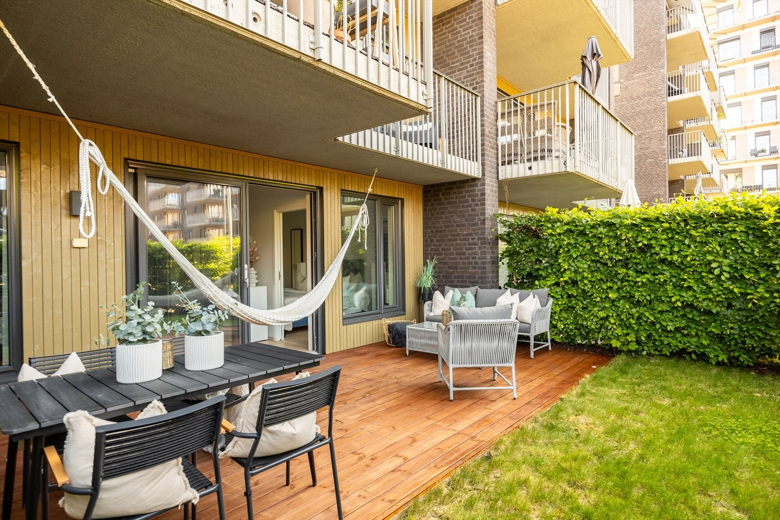 Terrassen ligger skjermet, stille og rolig Galleribilde